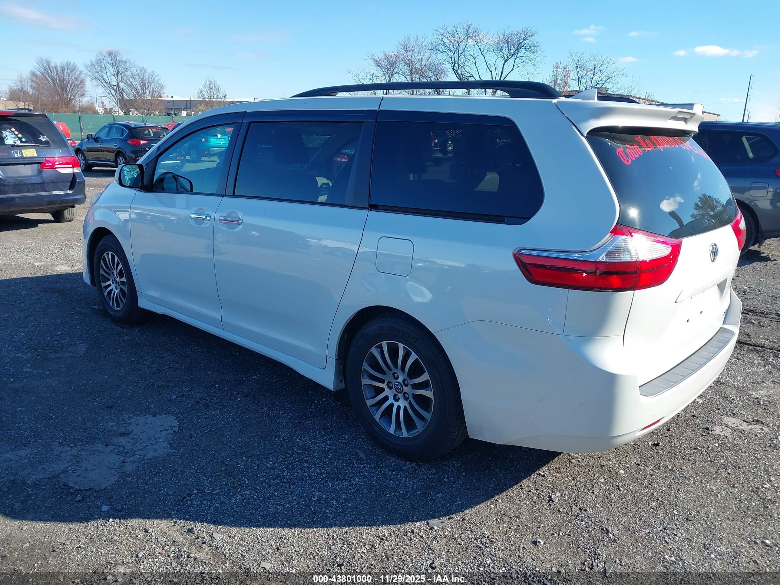TOYOTA SIENNA image 3