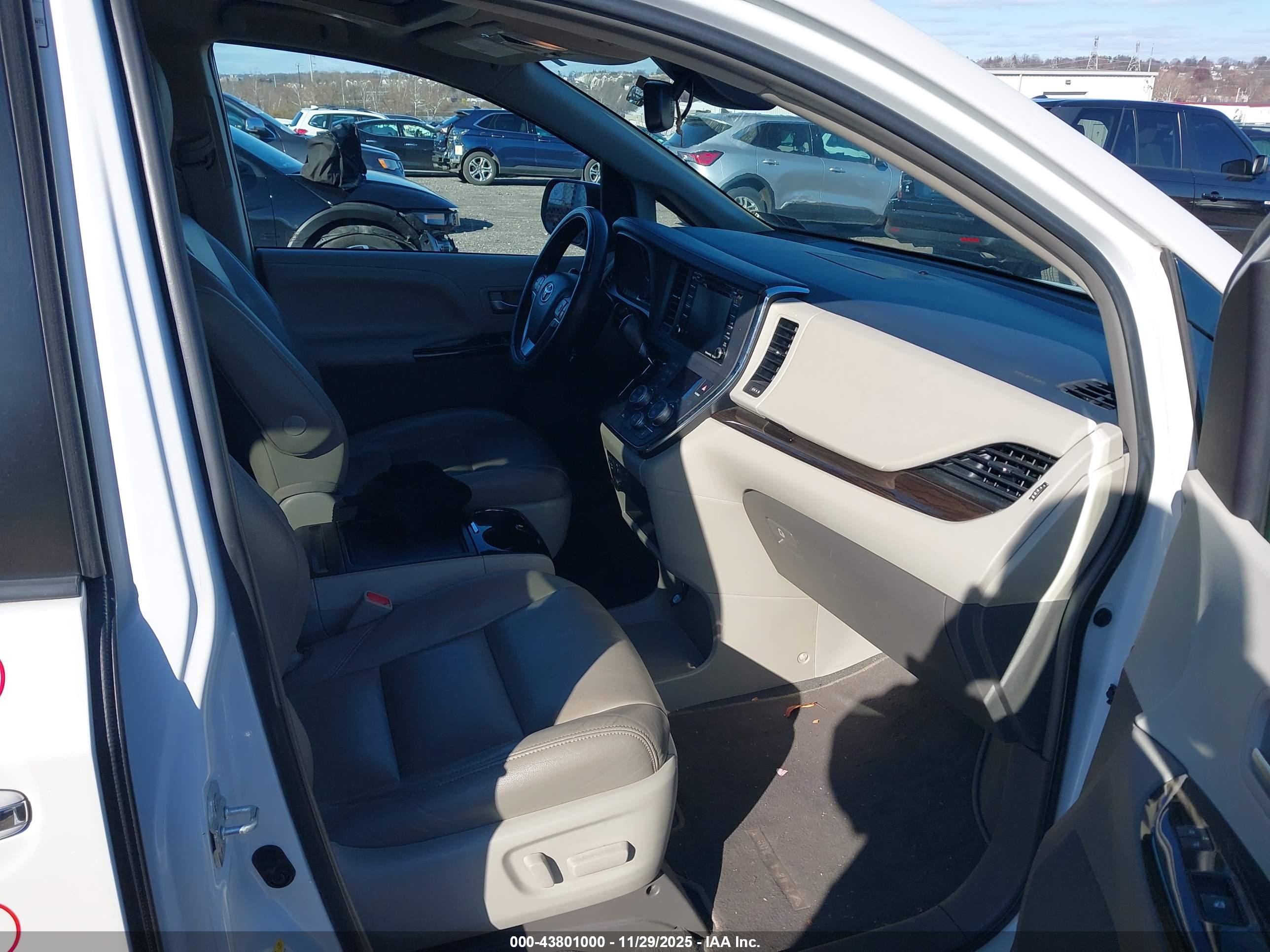 TOYOTA SIENNA image 5