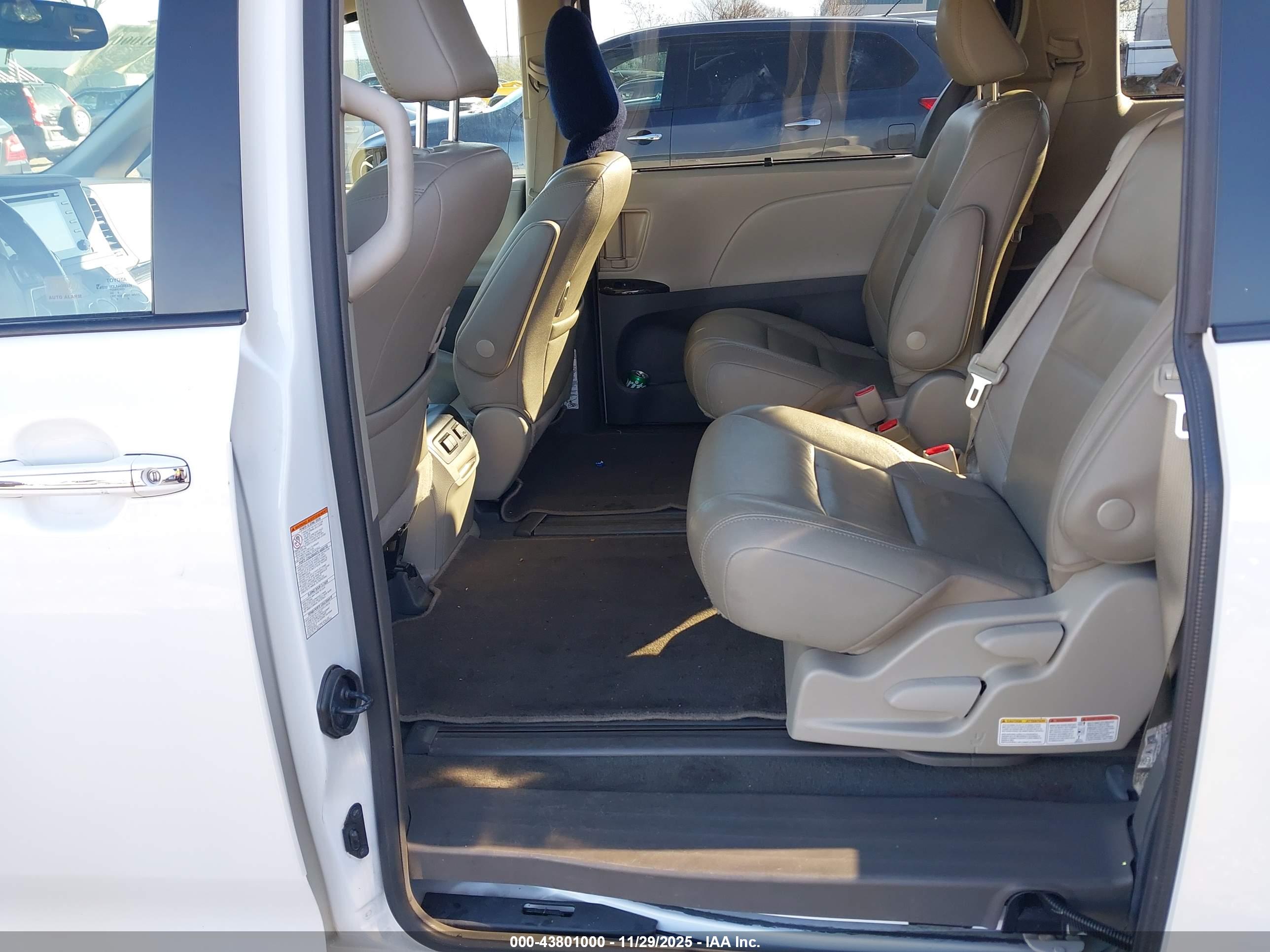 TOYOTA SIENNA image 8