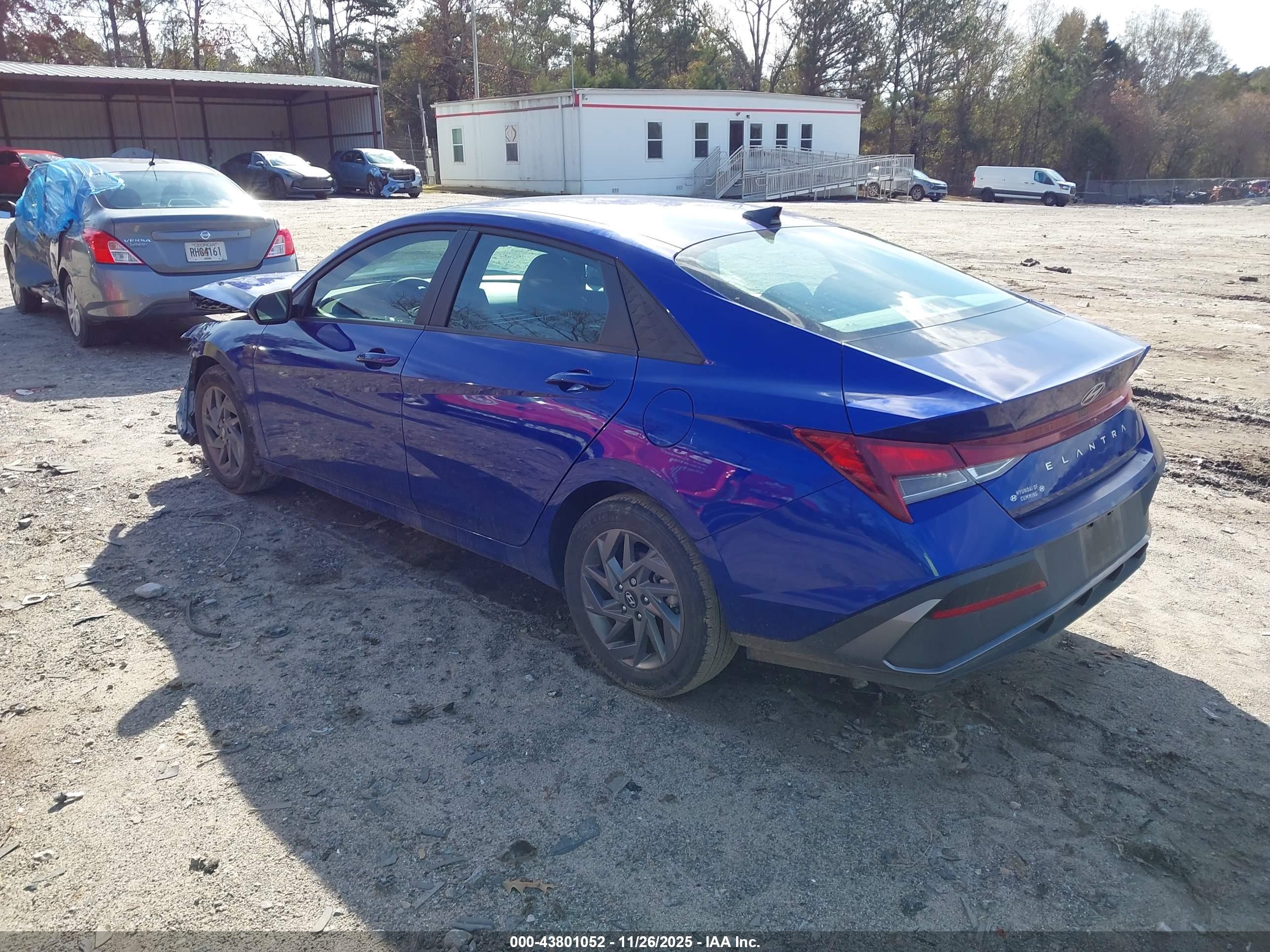 HYUNDAI ELANTRA image 3