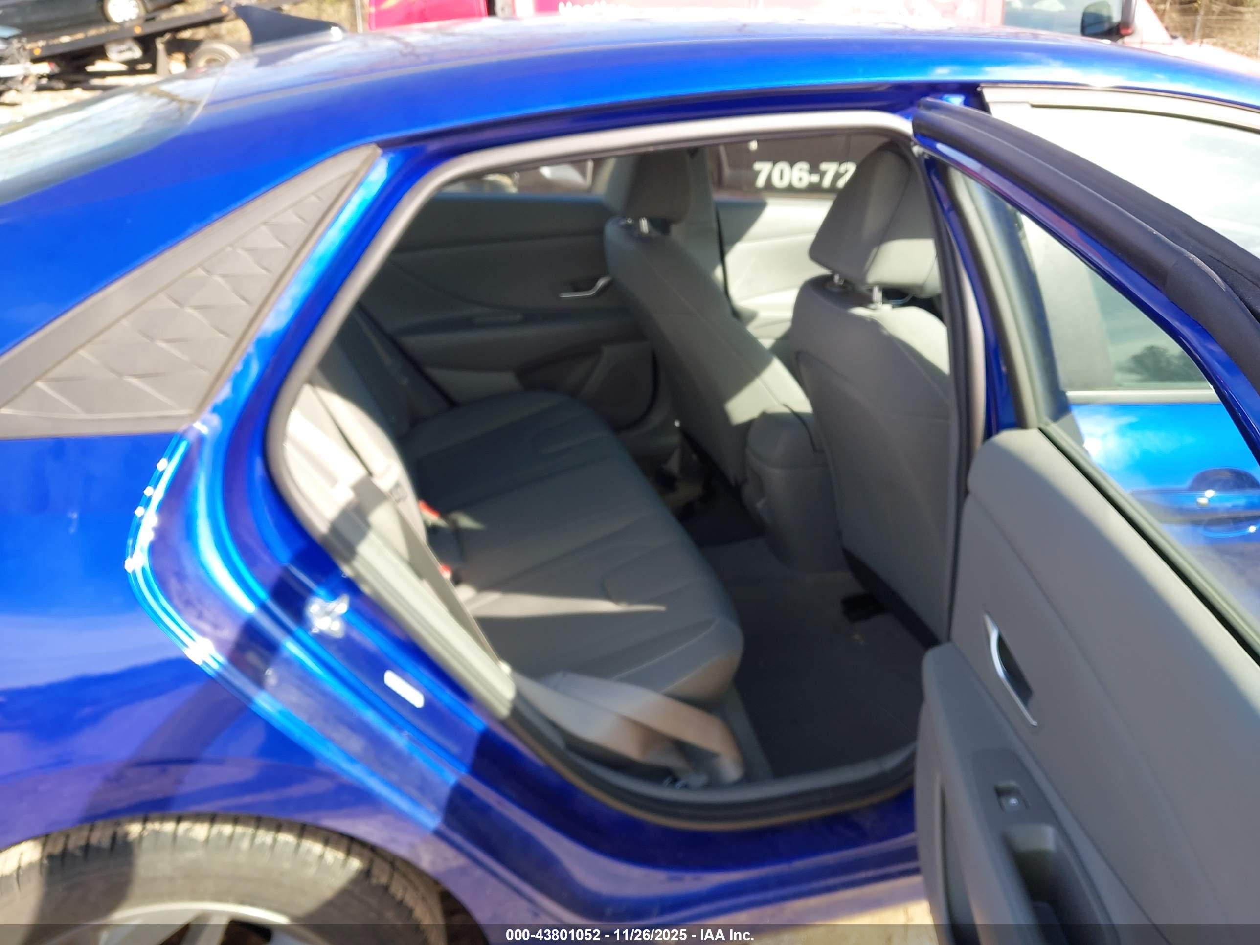 HYUNDAI ELANTRA image 8