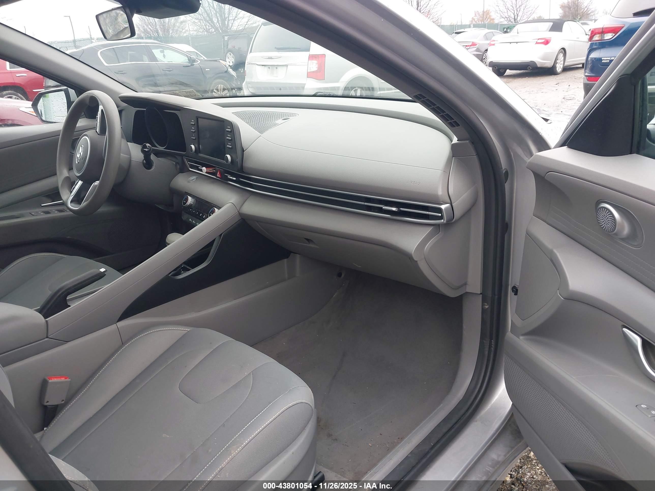 HYUNDAI ELANTRA image 5