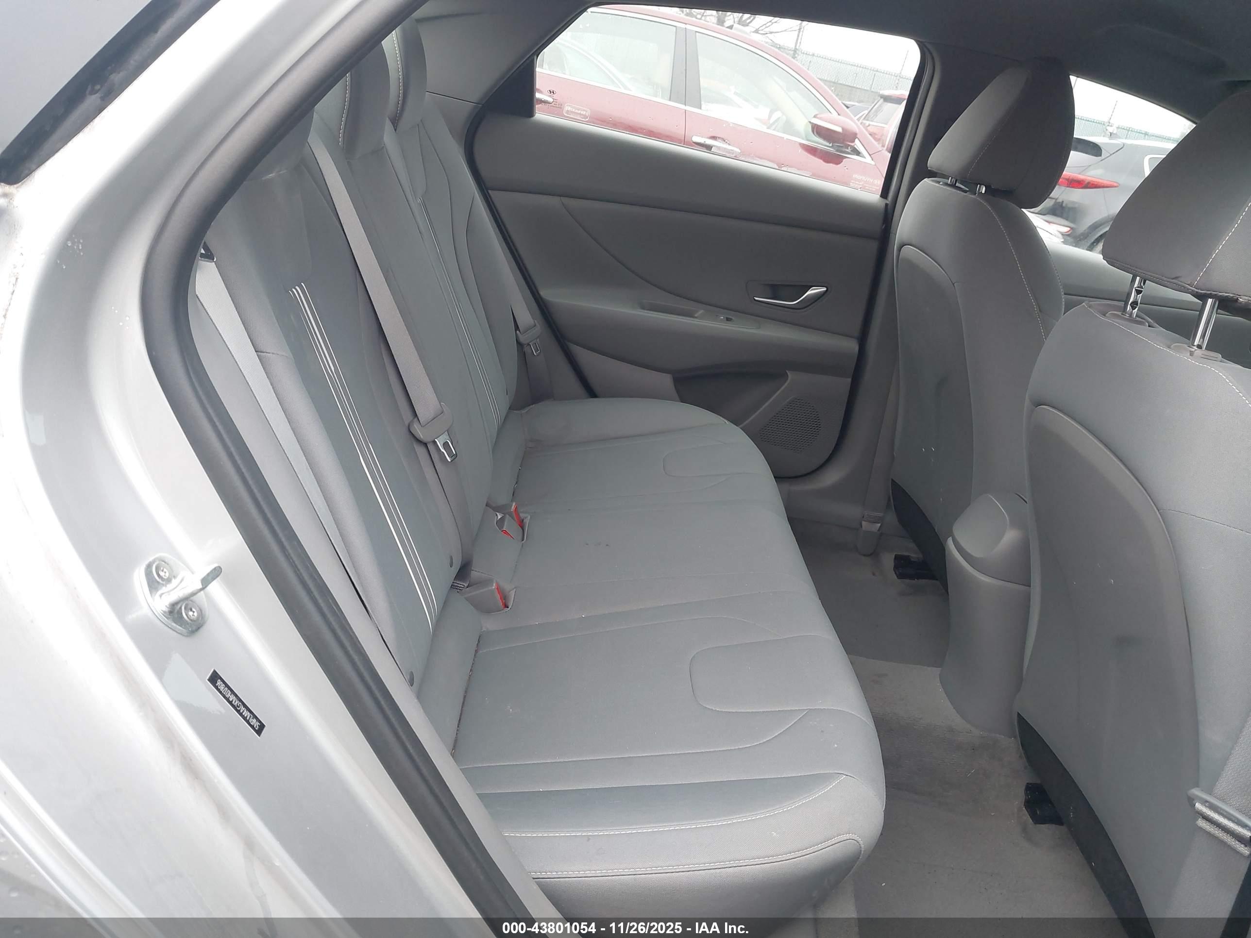 HYUNDAI ELANTRA image 8