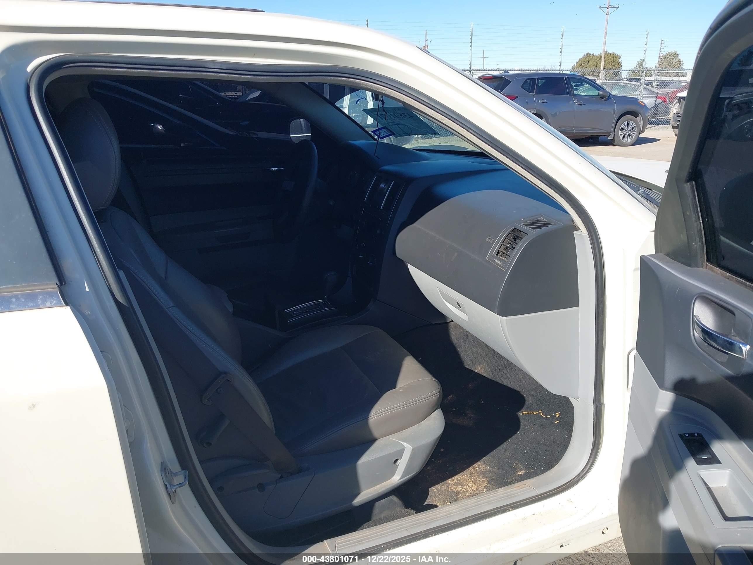 CHRYSLER 300 image 5
