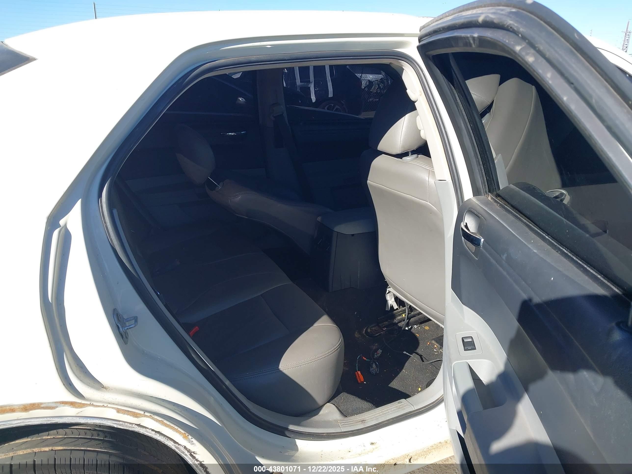 CHRYSLER 300 image 8