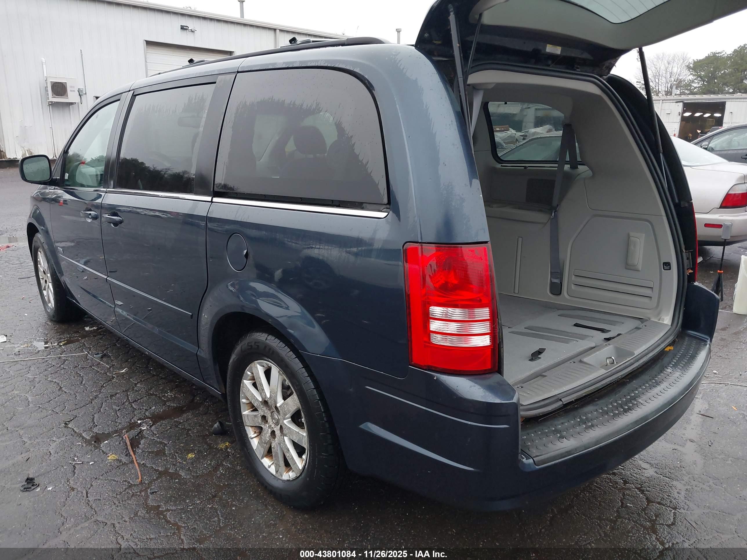 CHRYSLER TOWN image 3