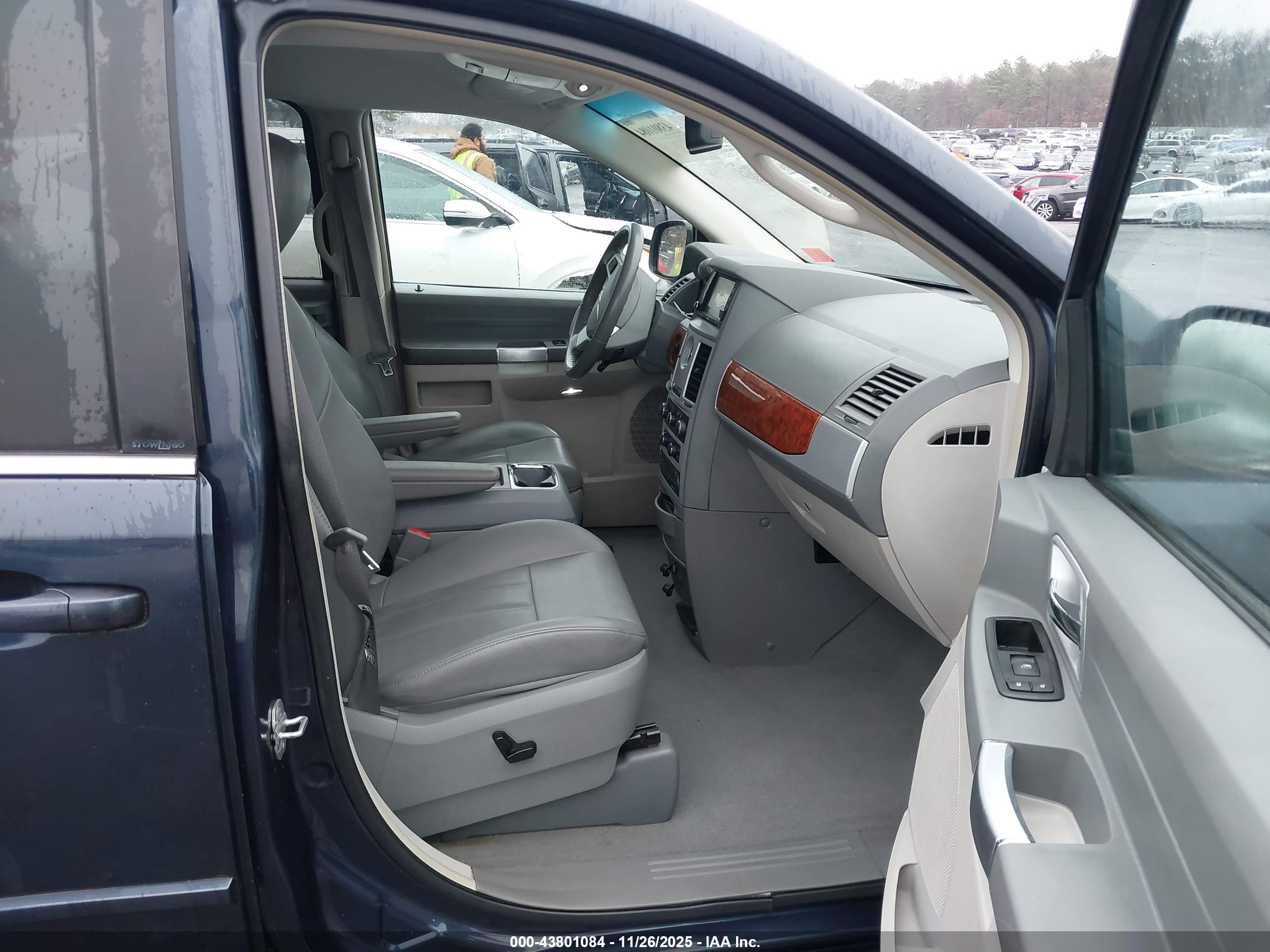 CHRYSLER TOWN image 5