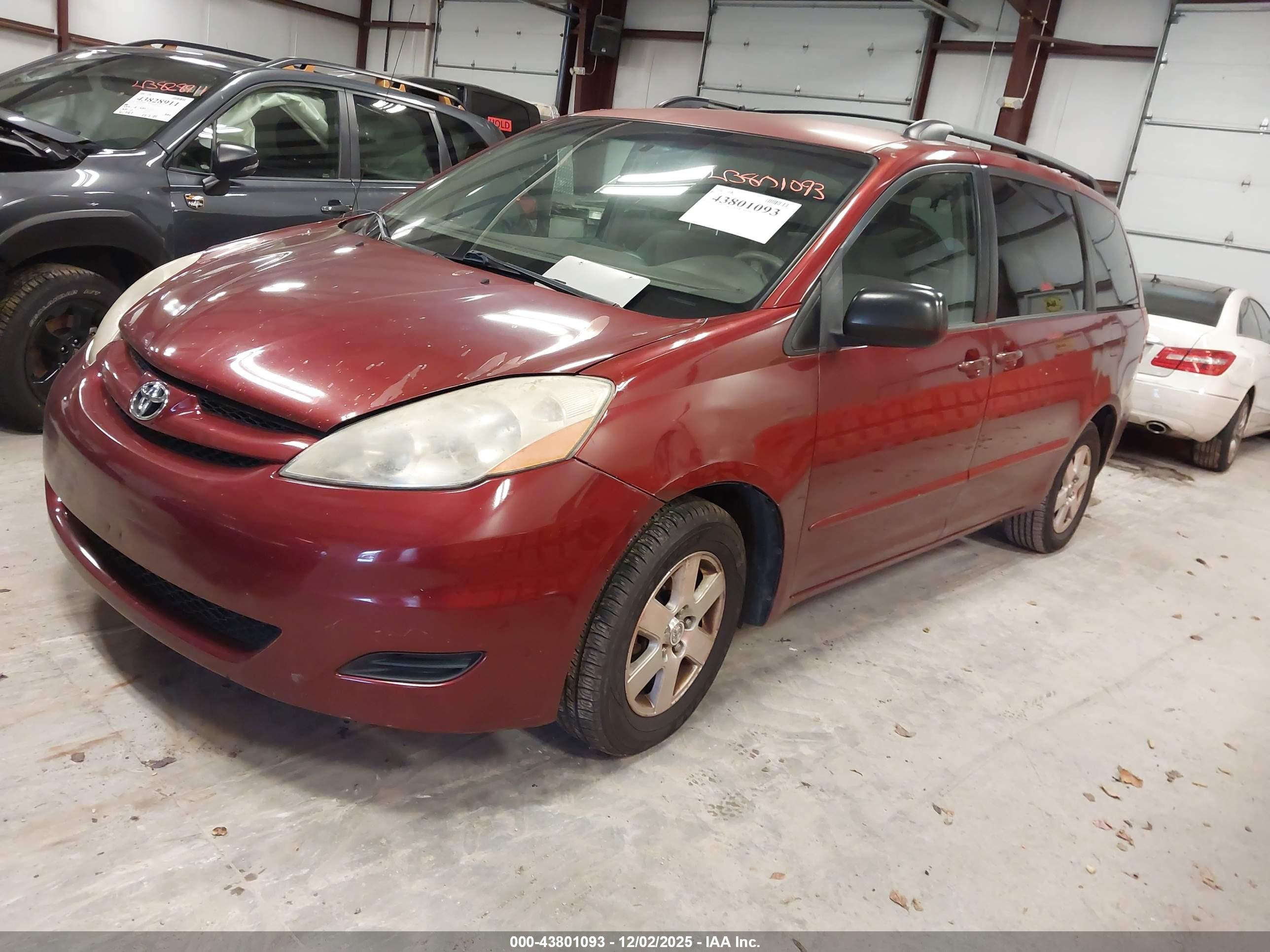 TOYOTA SIENNA image 2