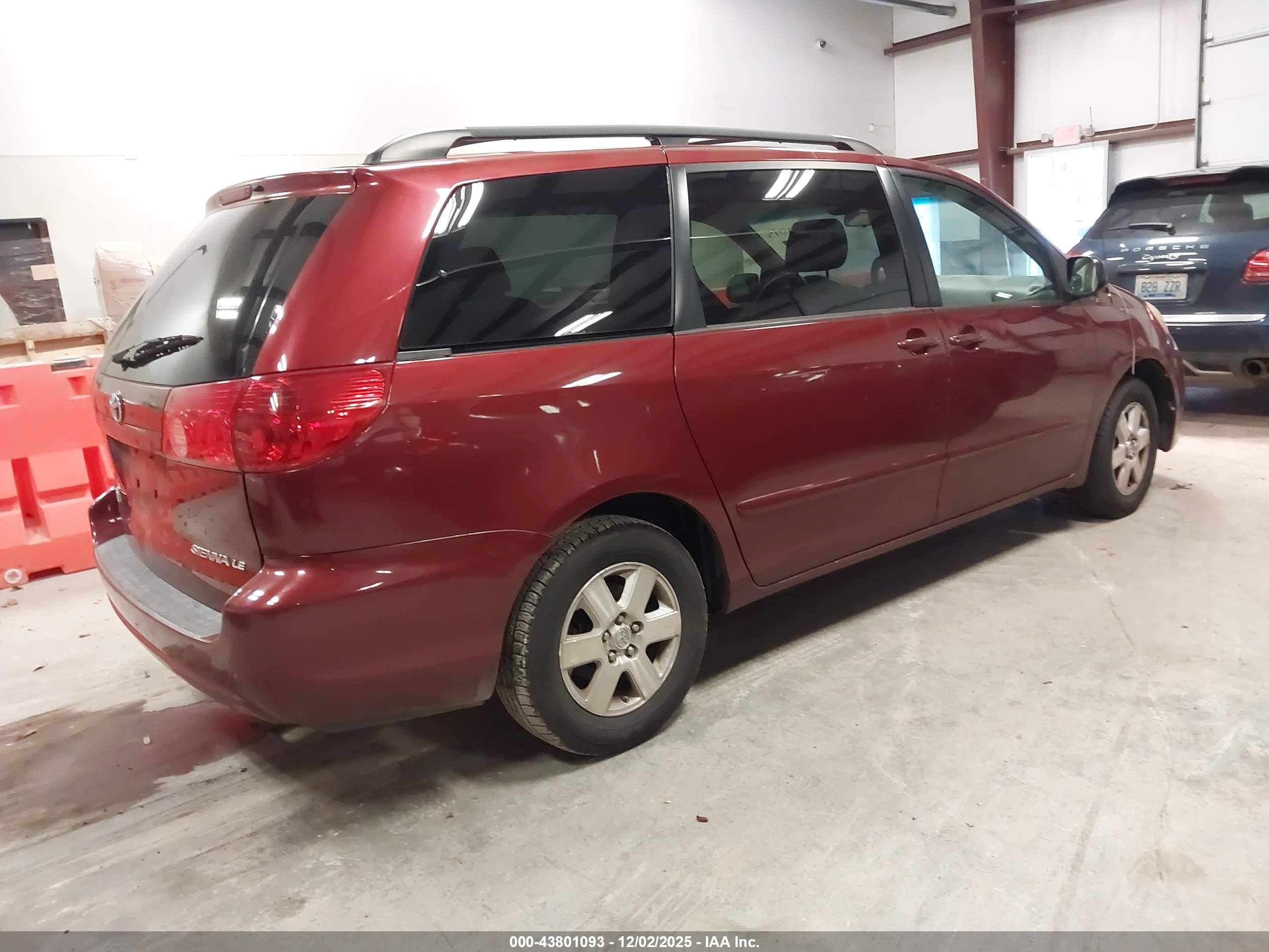 TOYOTA SIENNA image 4