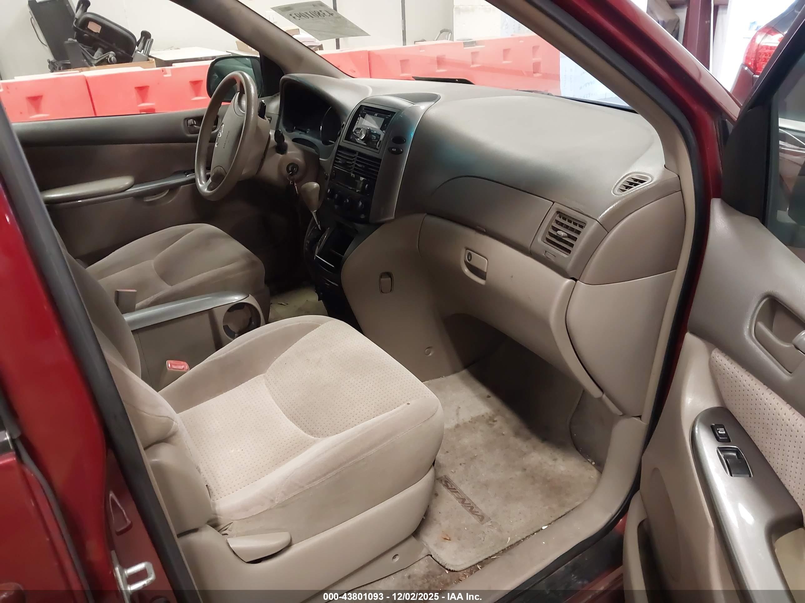 TOYOTA SIENNA image 5