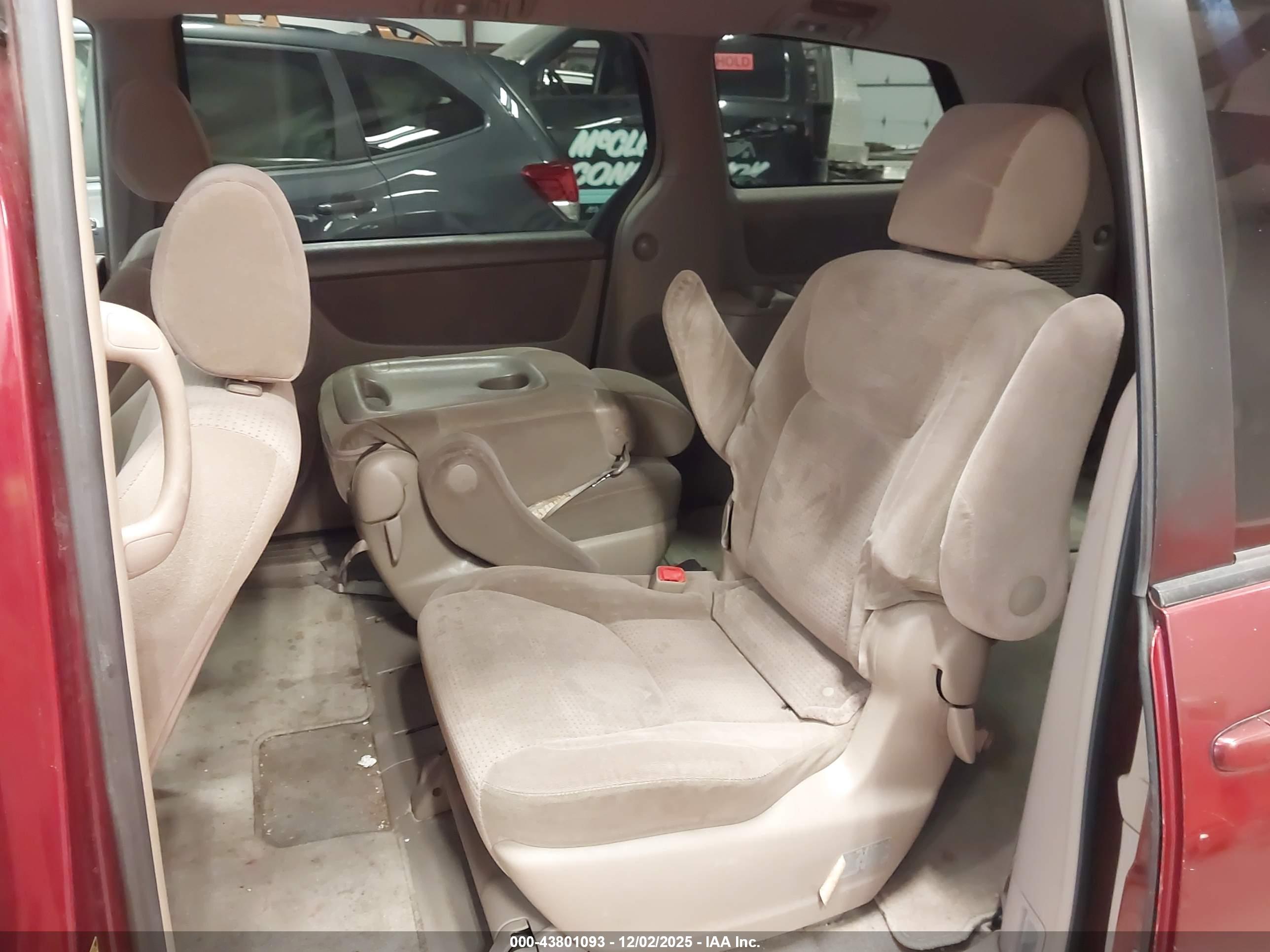 TOYOTA SIENNA image 8