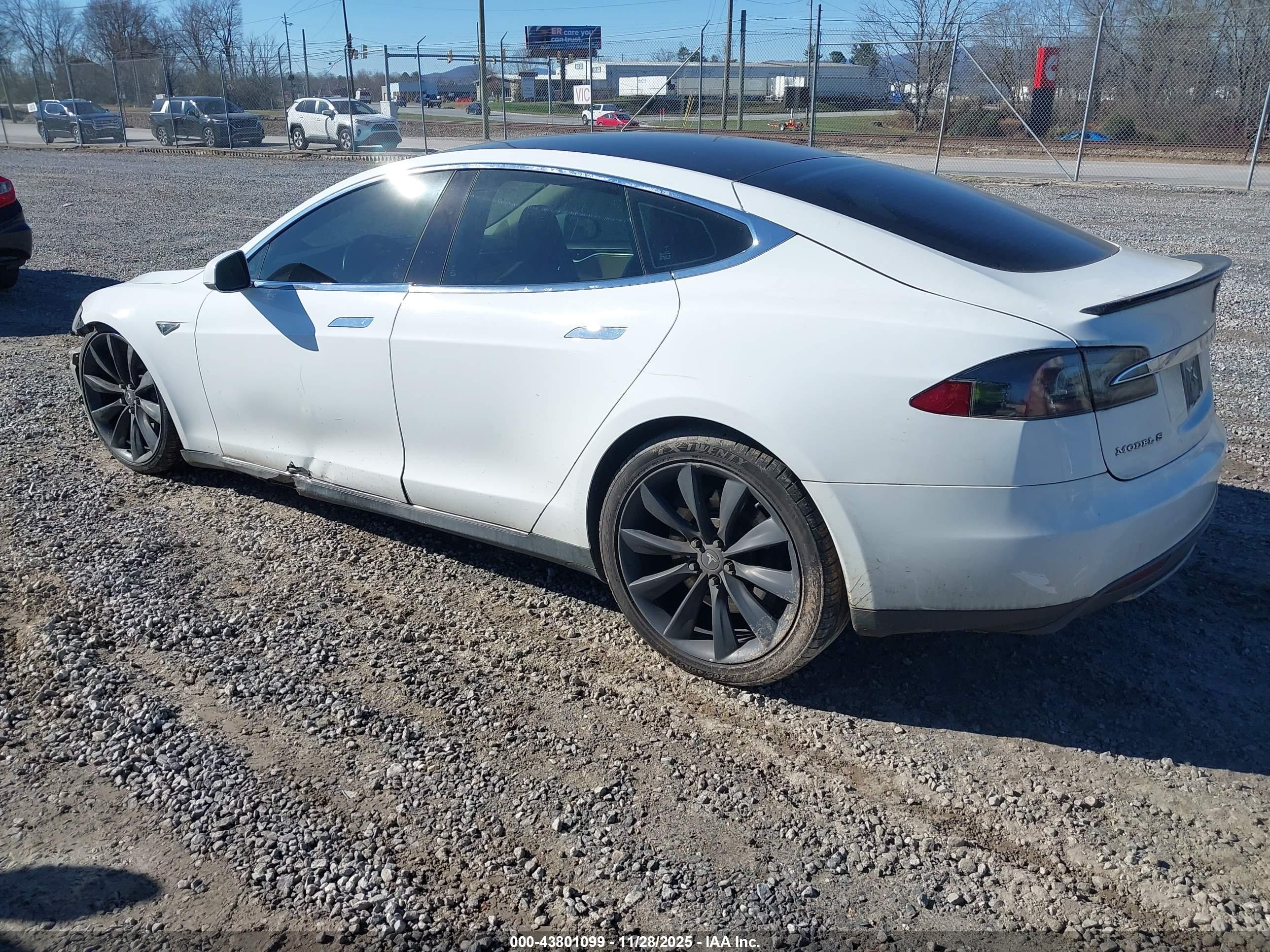TESLA MODEL image 3