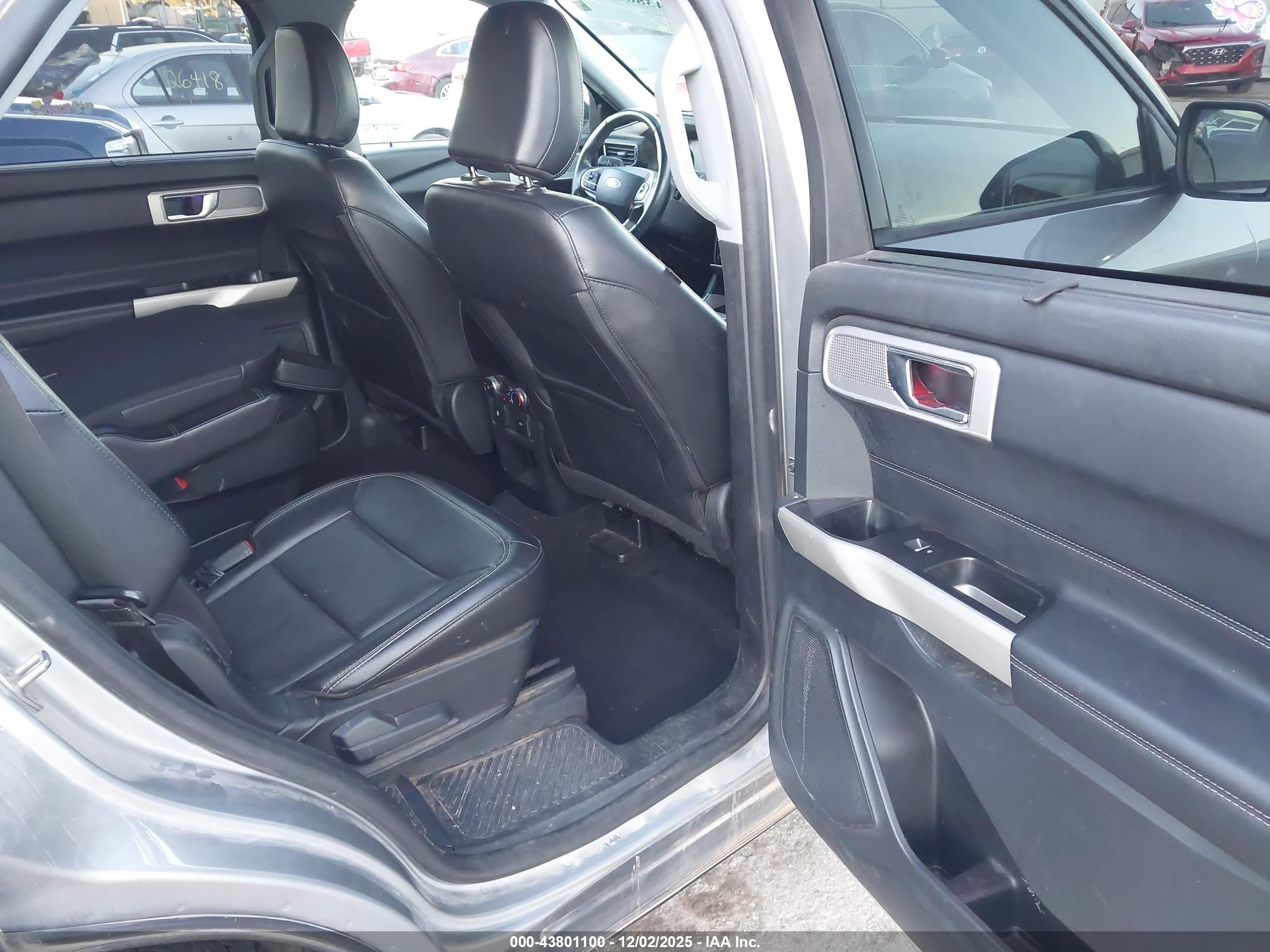 FORD EXPLORER image 8