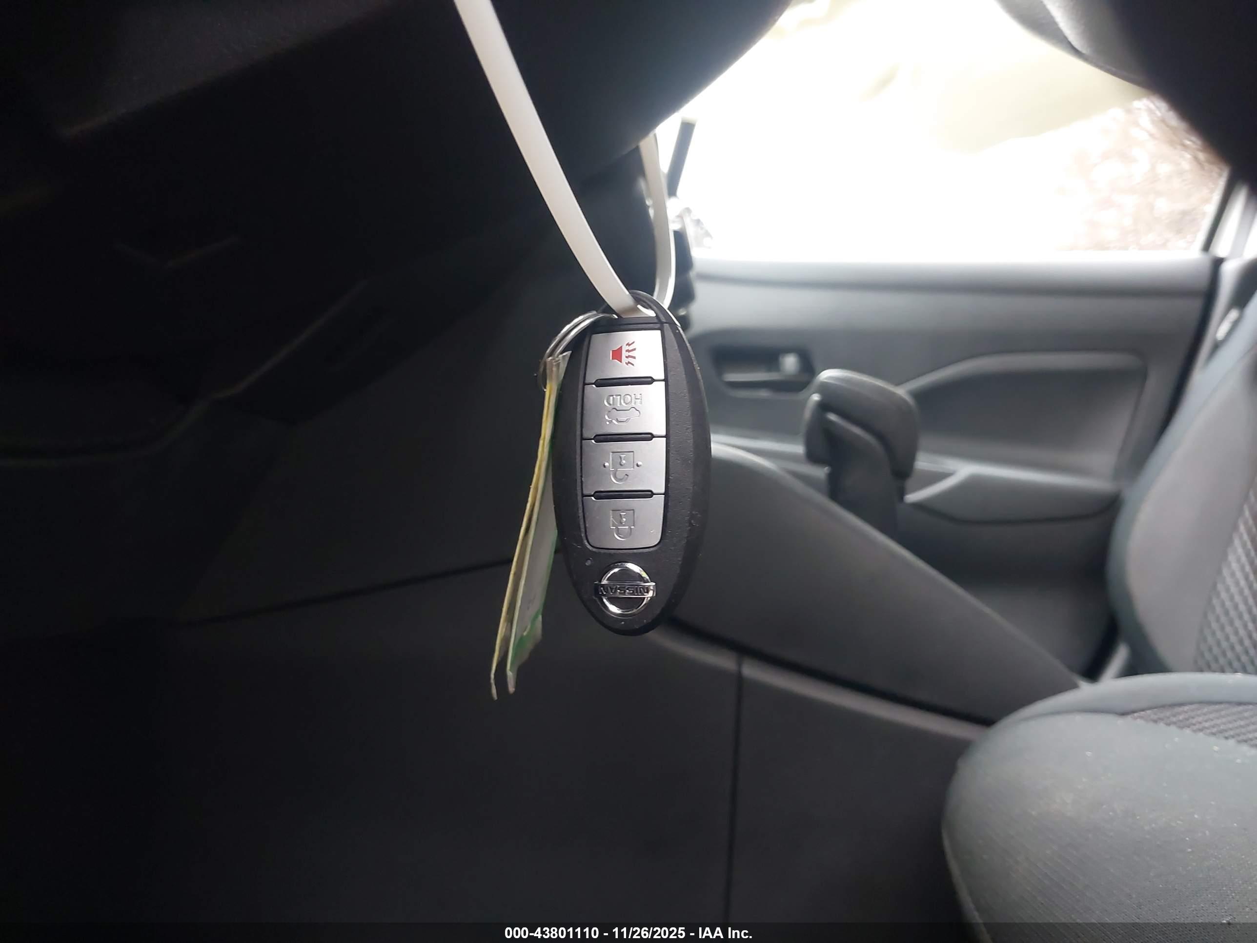 NISSAN VERSA image 11