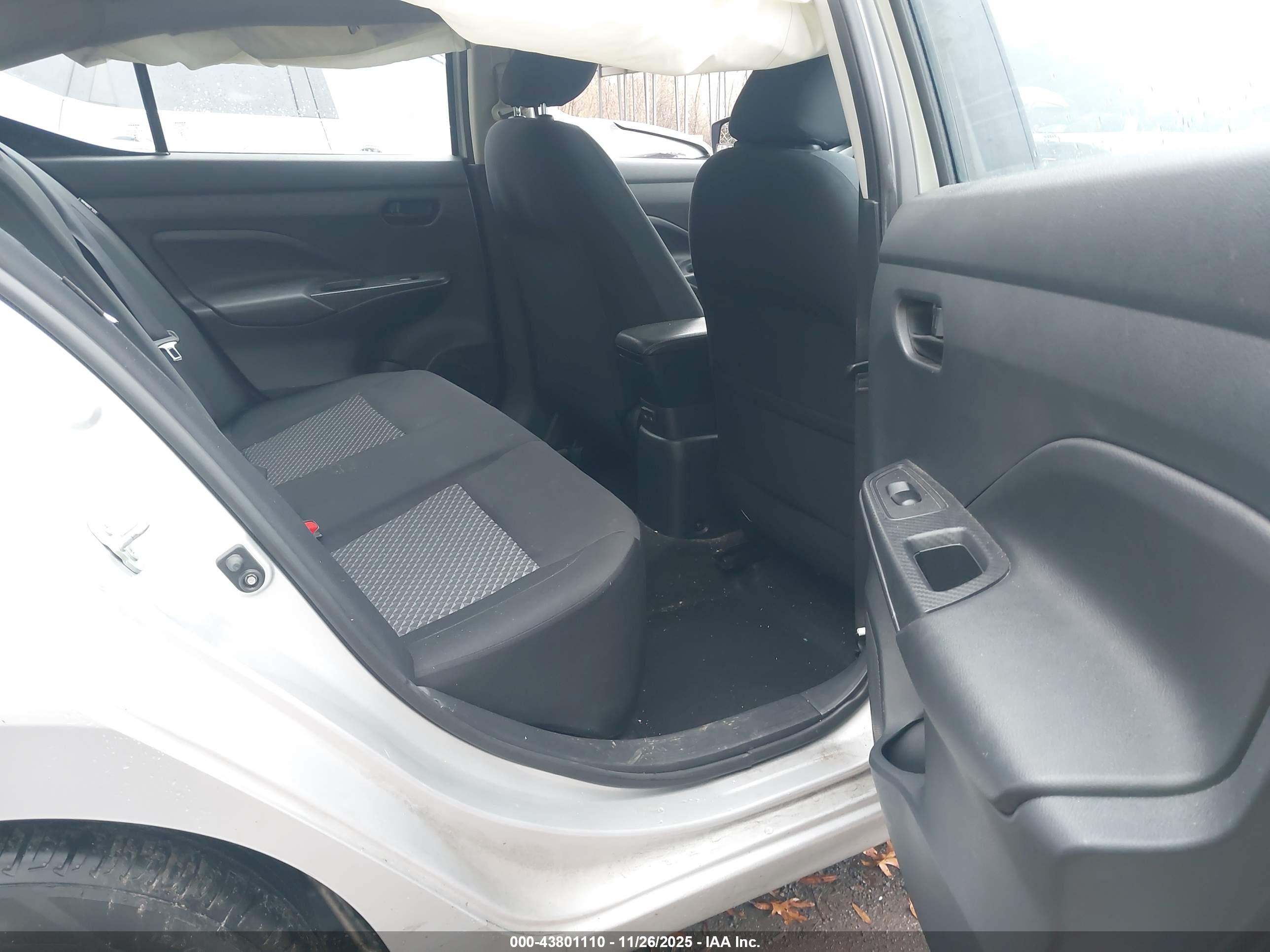 NISSAN VERSA image 8