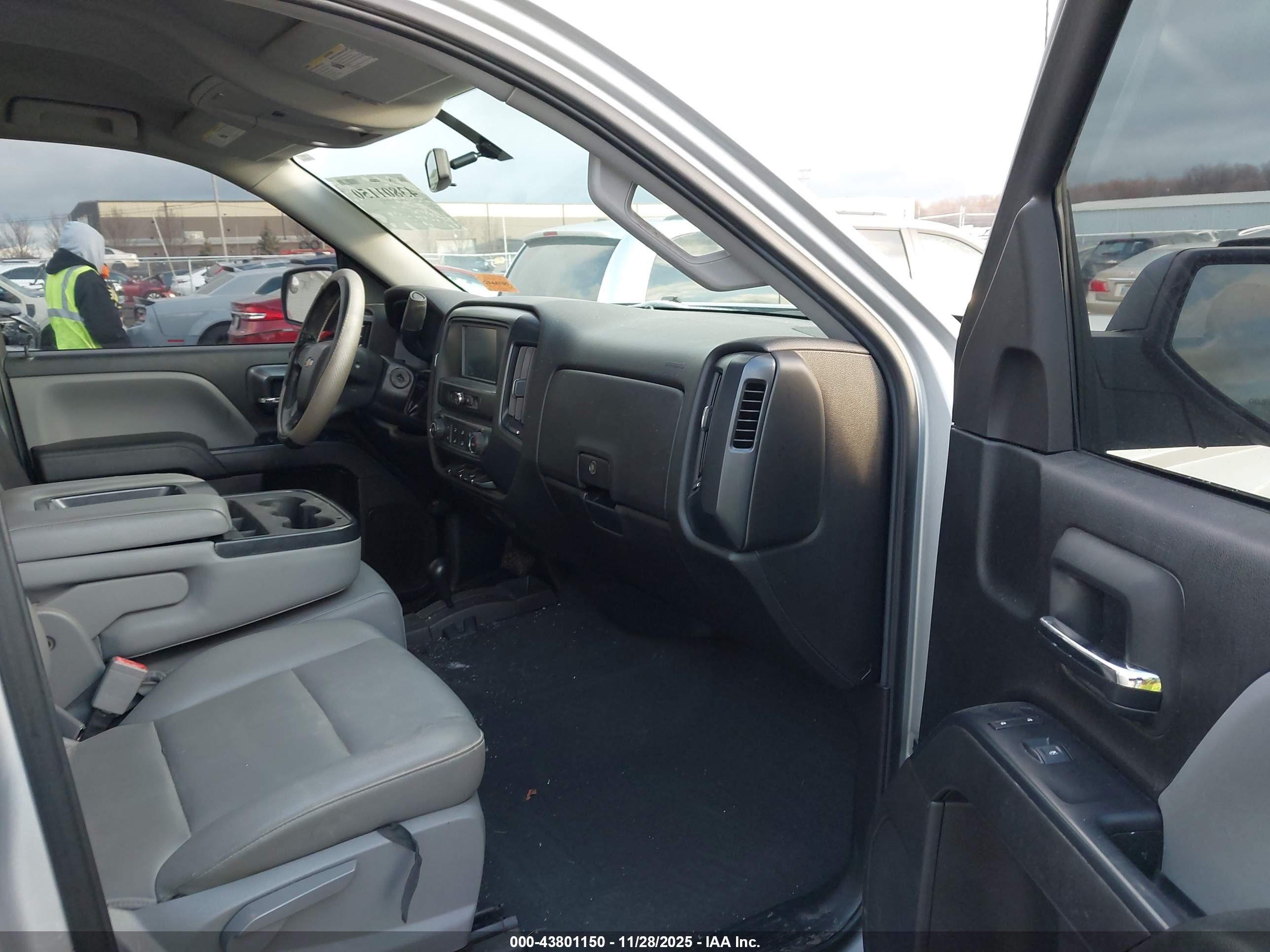 CHEVROLET SILVERADO image 5