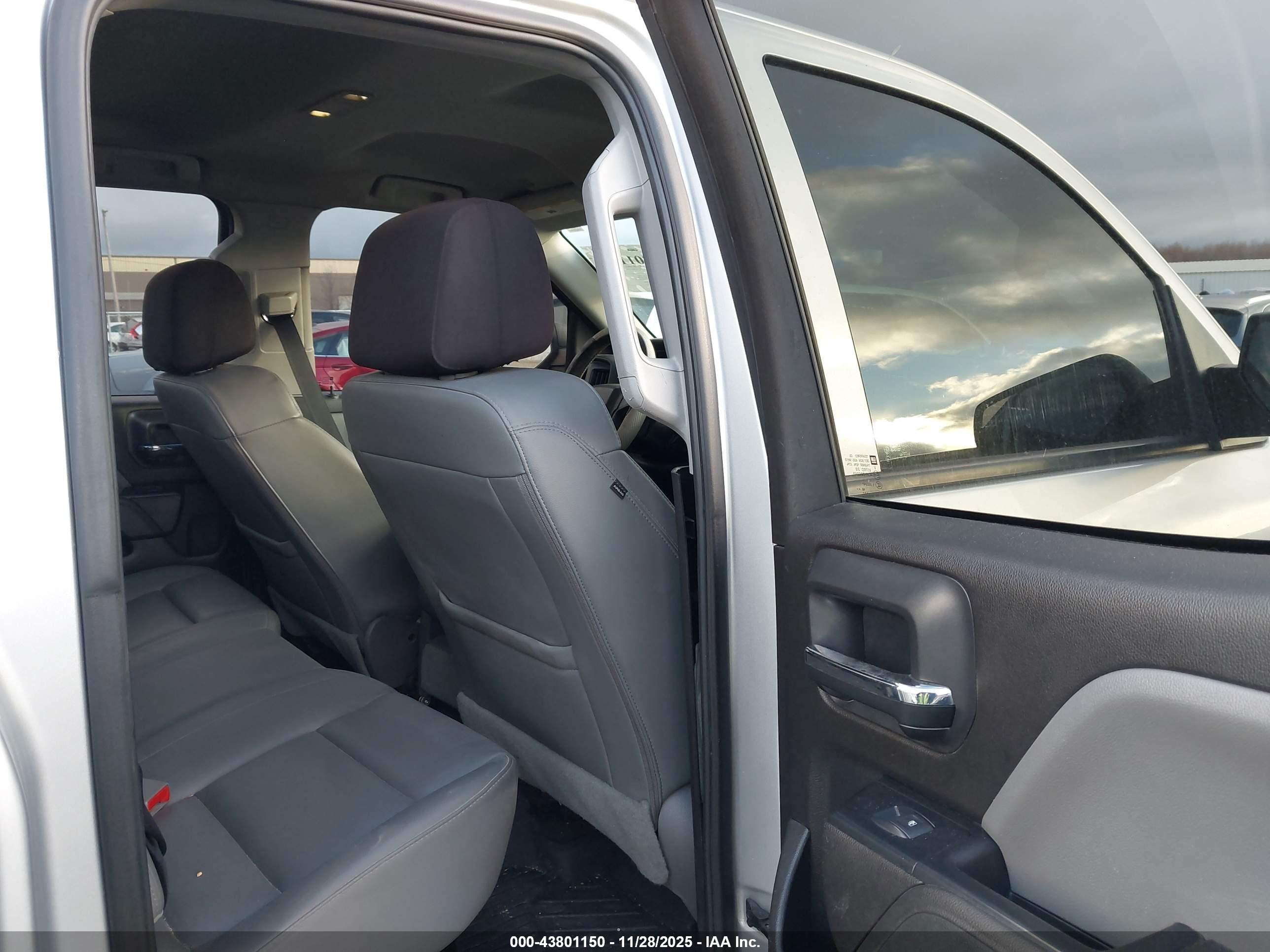 CHEVROLET SILVERADO image 8