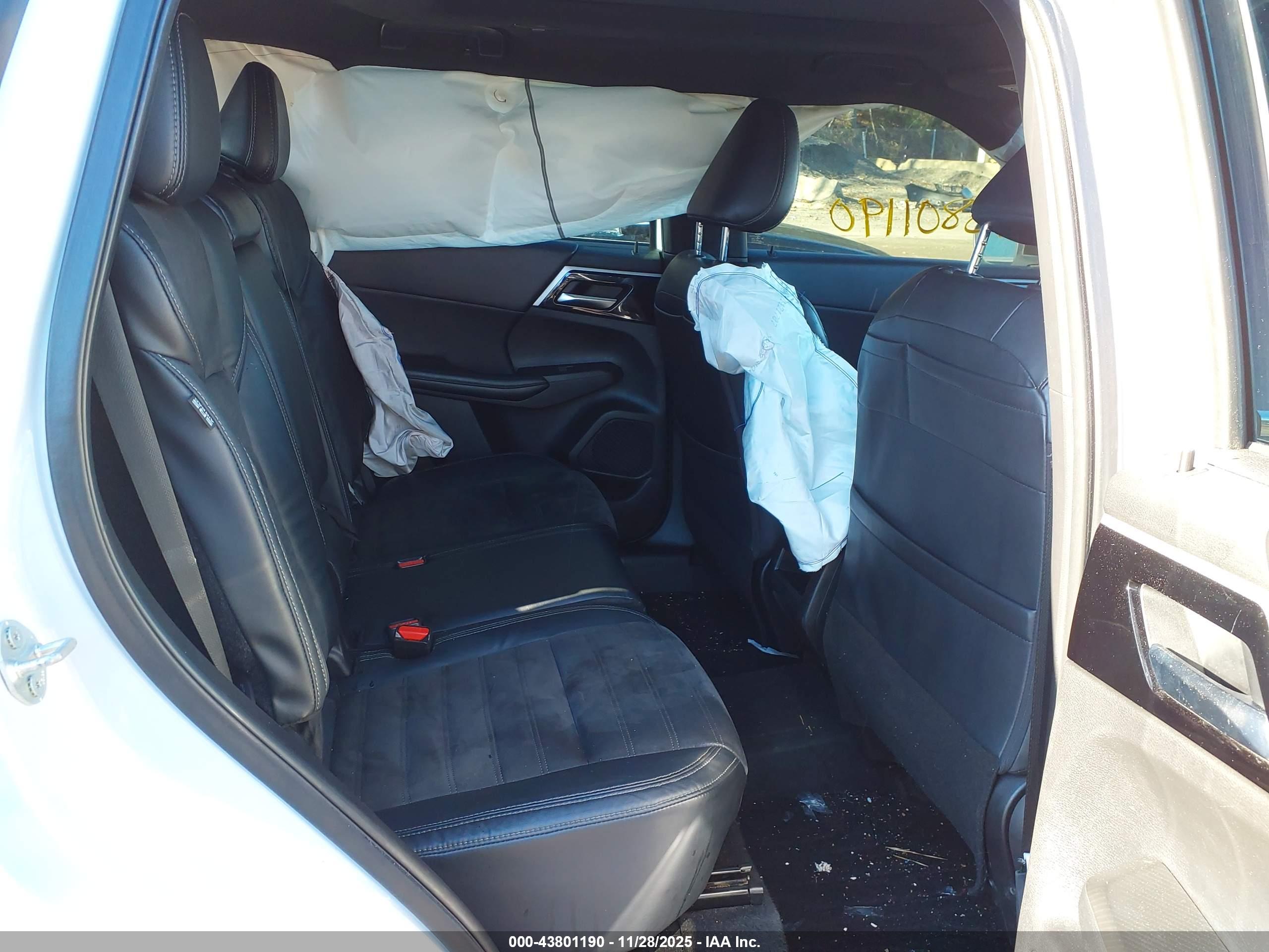 MITSUBISHI OUTLANDER image 8