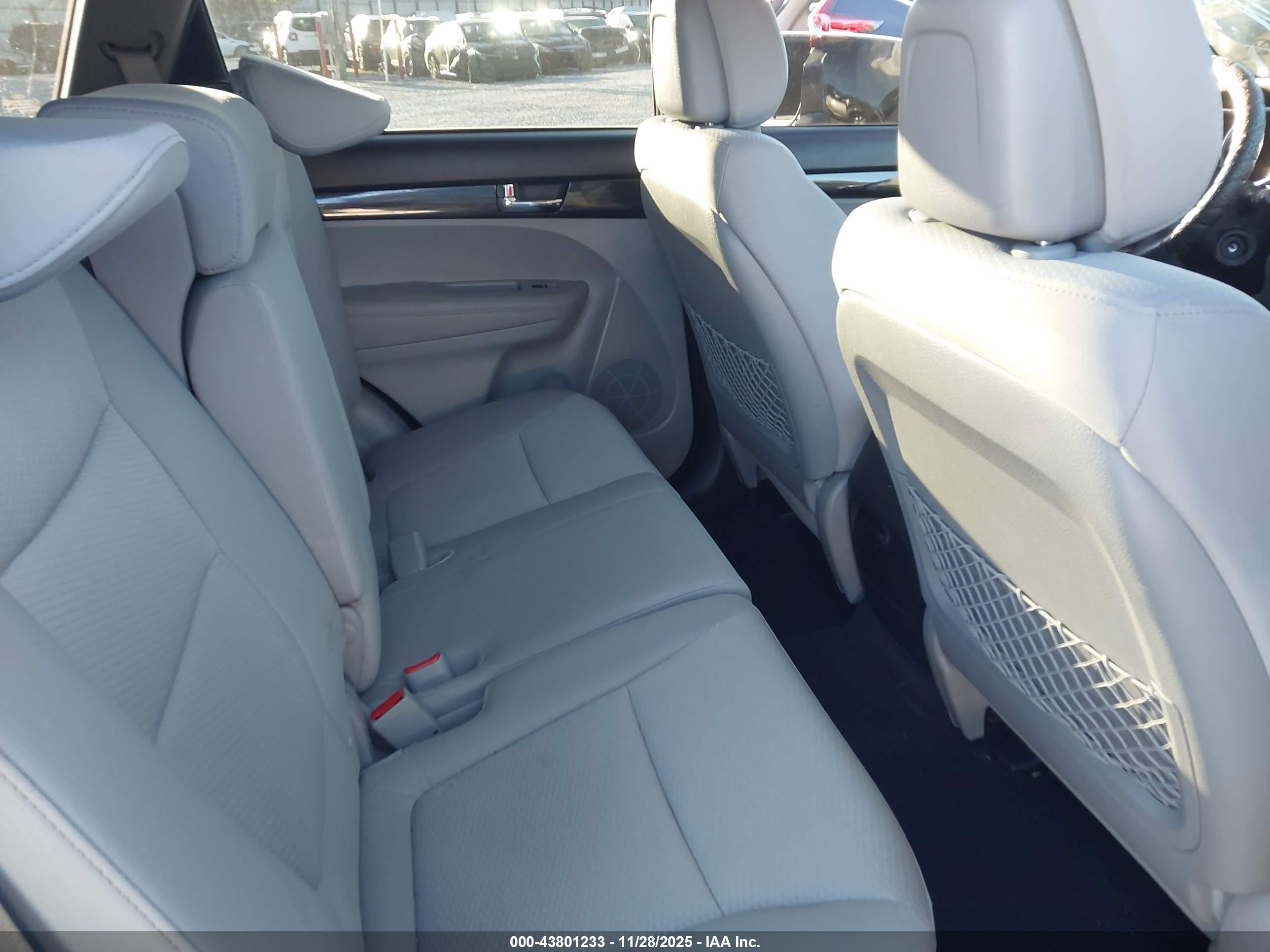 KIA SORENTO image 8
