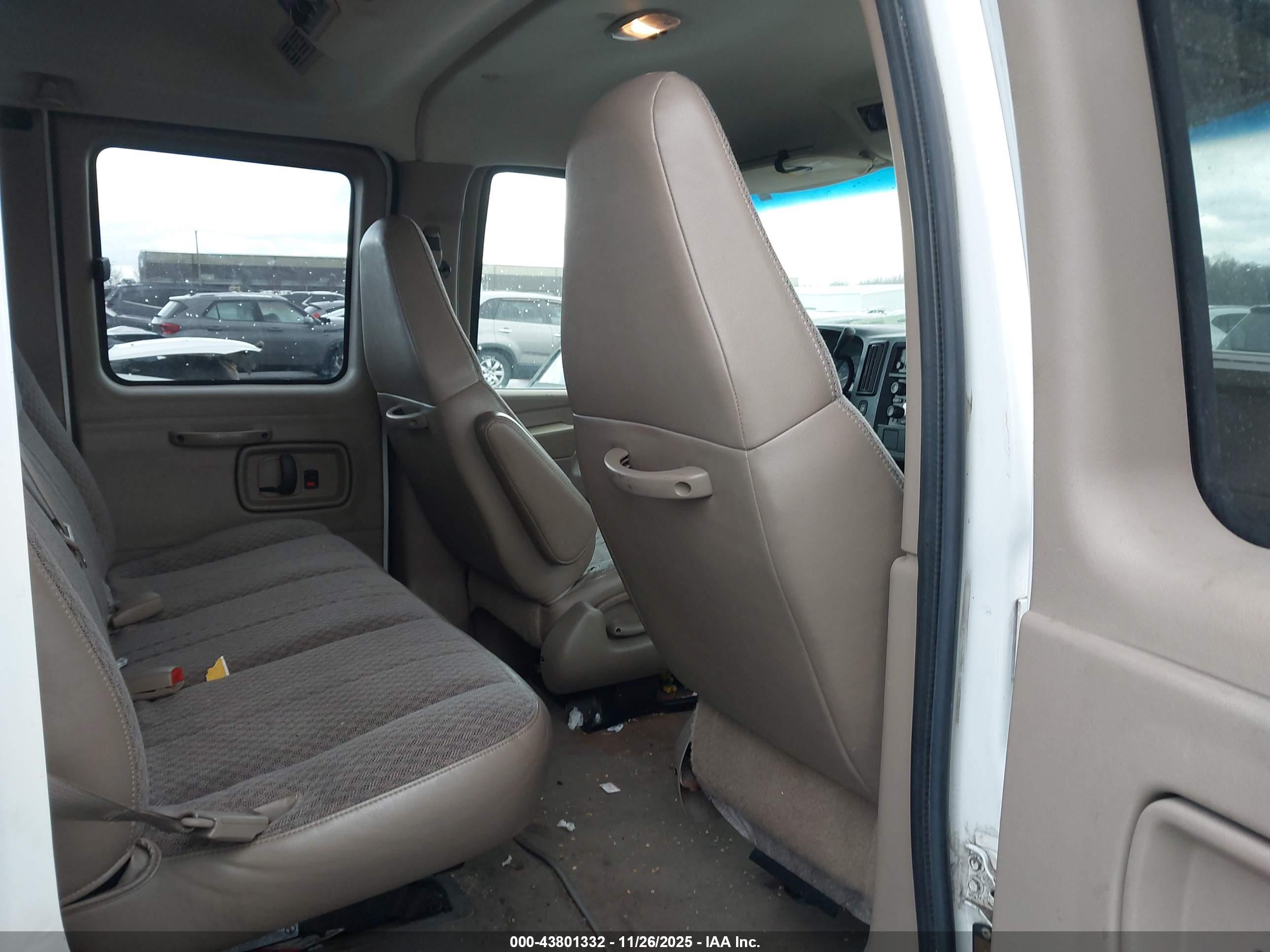 GMC SAVANA image 8