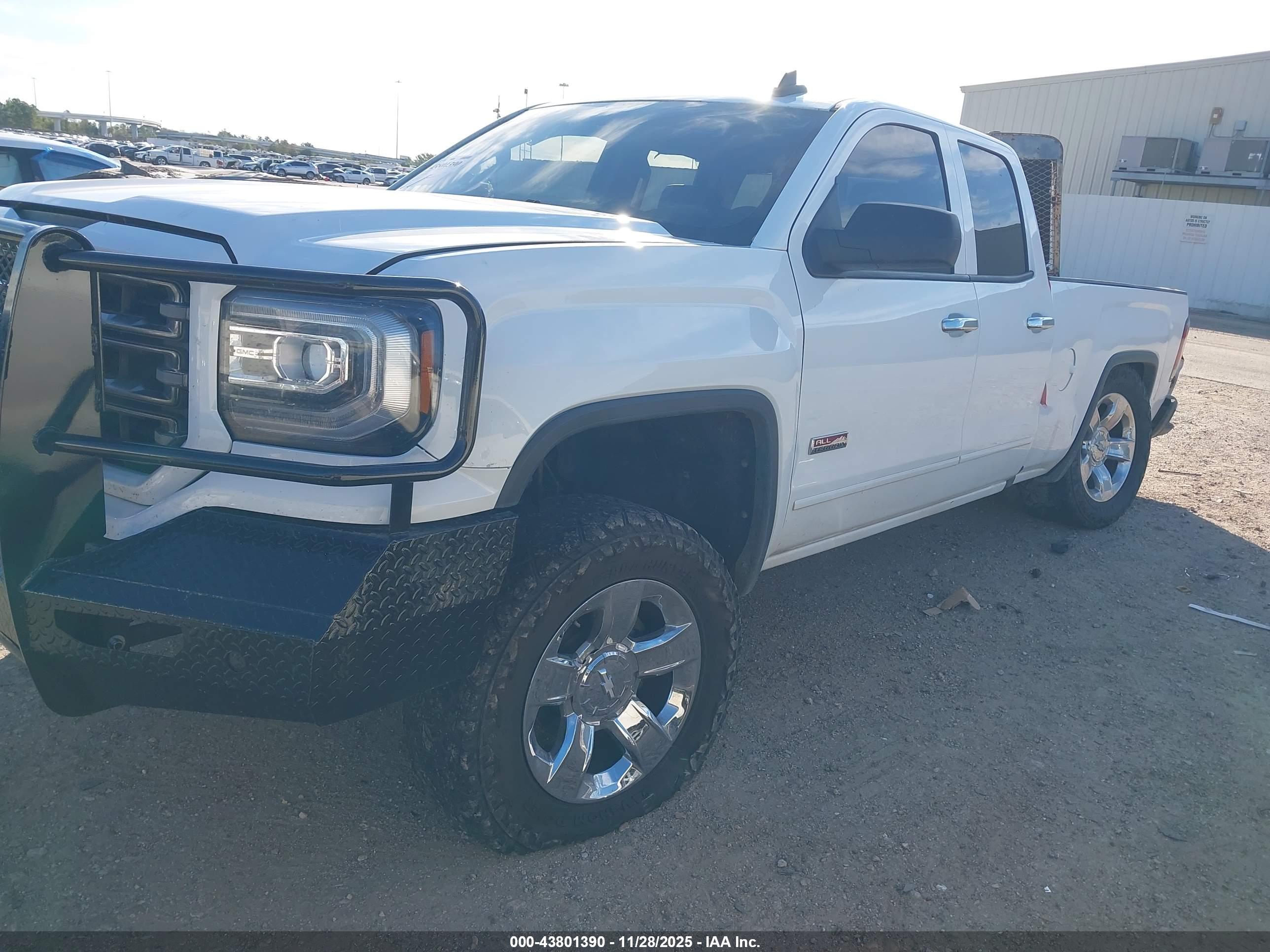 GMC SIERRA image 2
