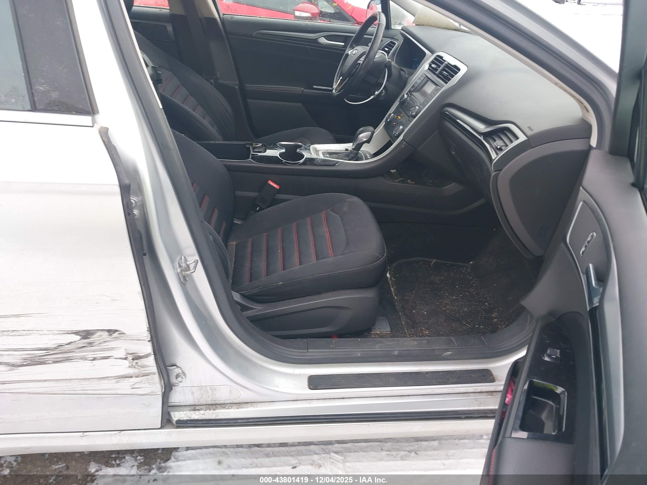 FORD FUSION image 5
