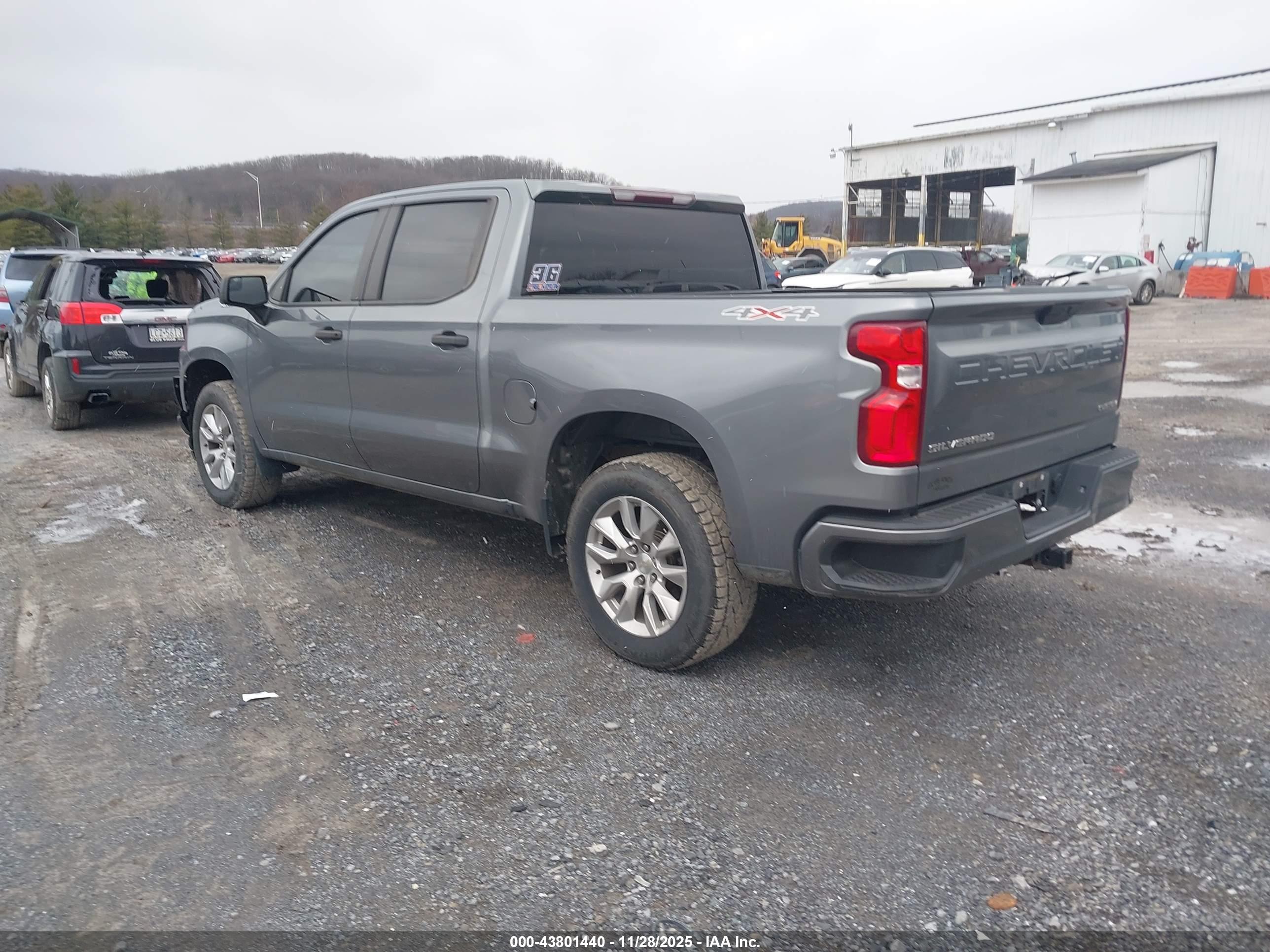 CHEVROLET SILVERADO image 3