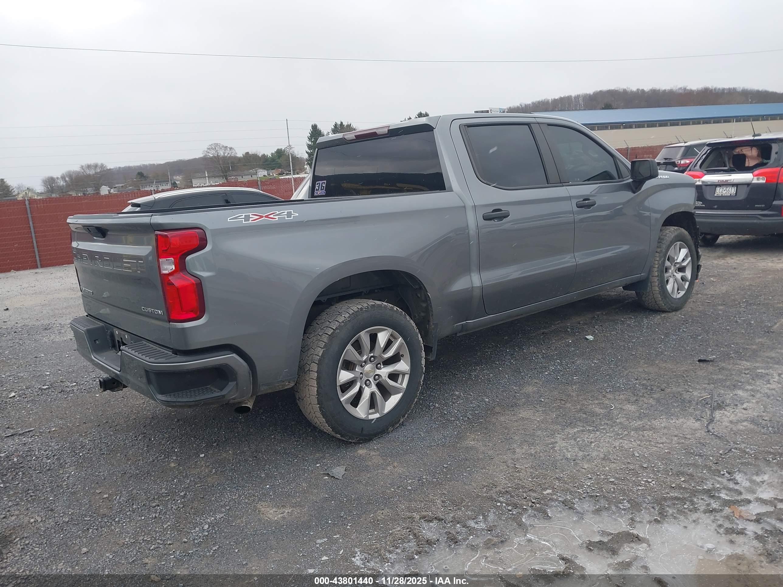 CHEVROLET SILVERADO image 4