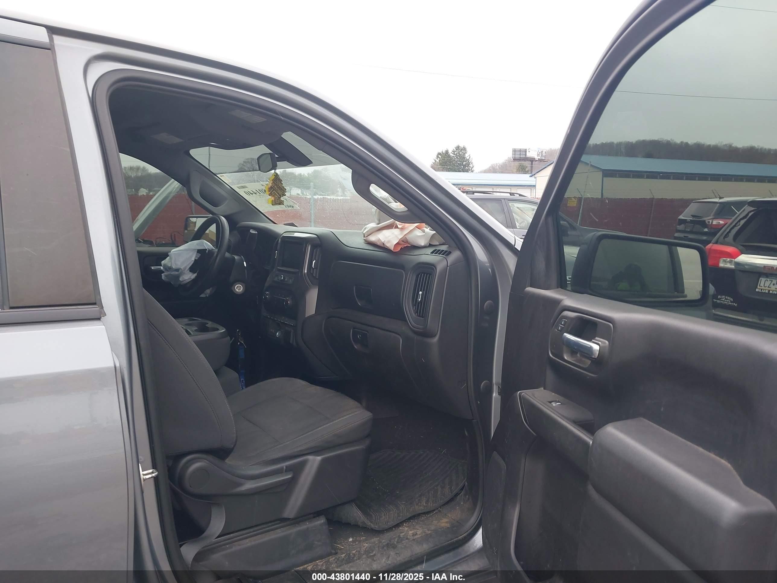 CHEVROLET SILVERADO image 5