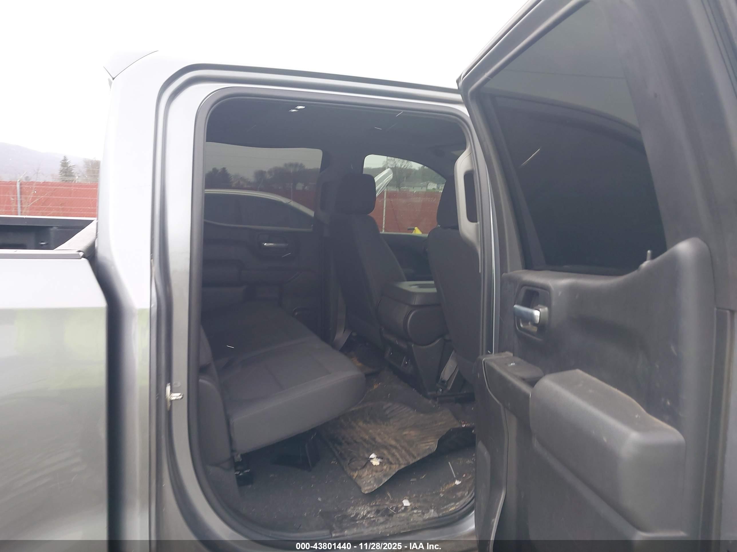 CHEVROLET SILVERADO image 8
