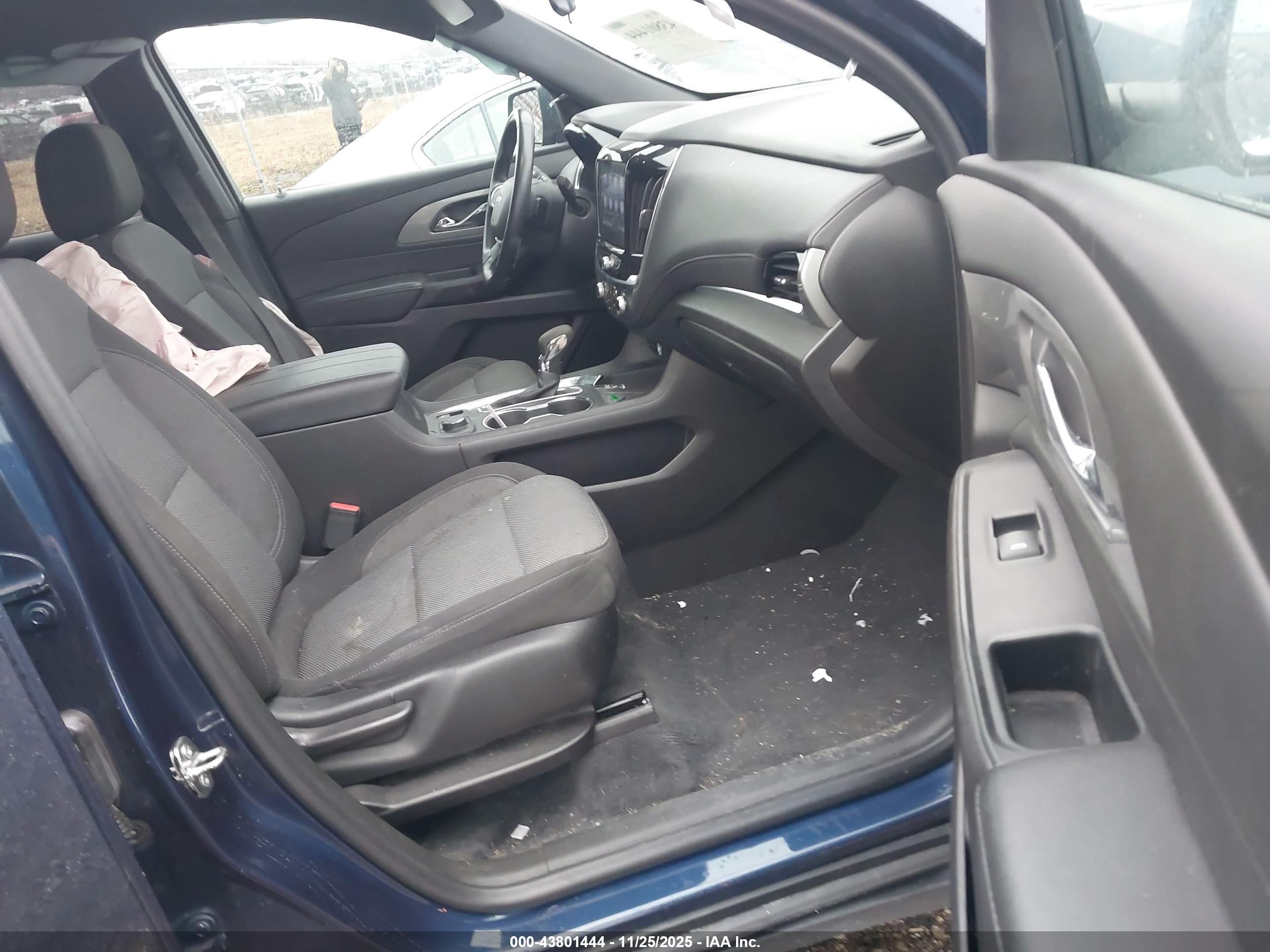 CHEVROLET TRAVERSE image 5