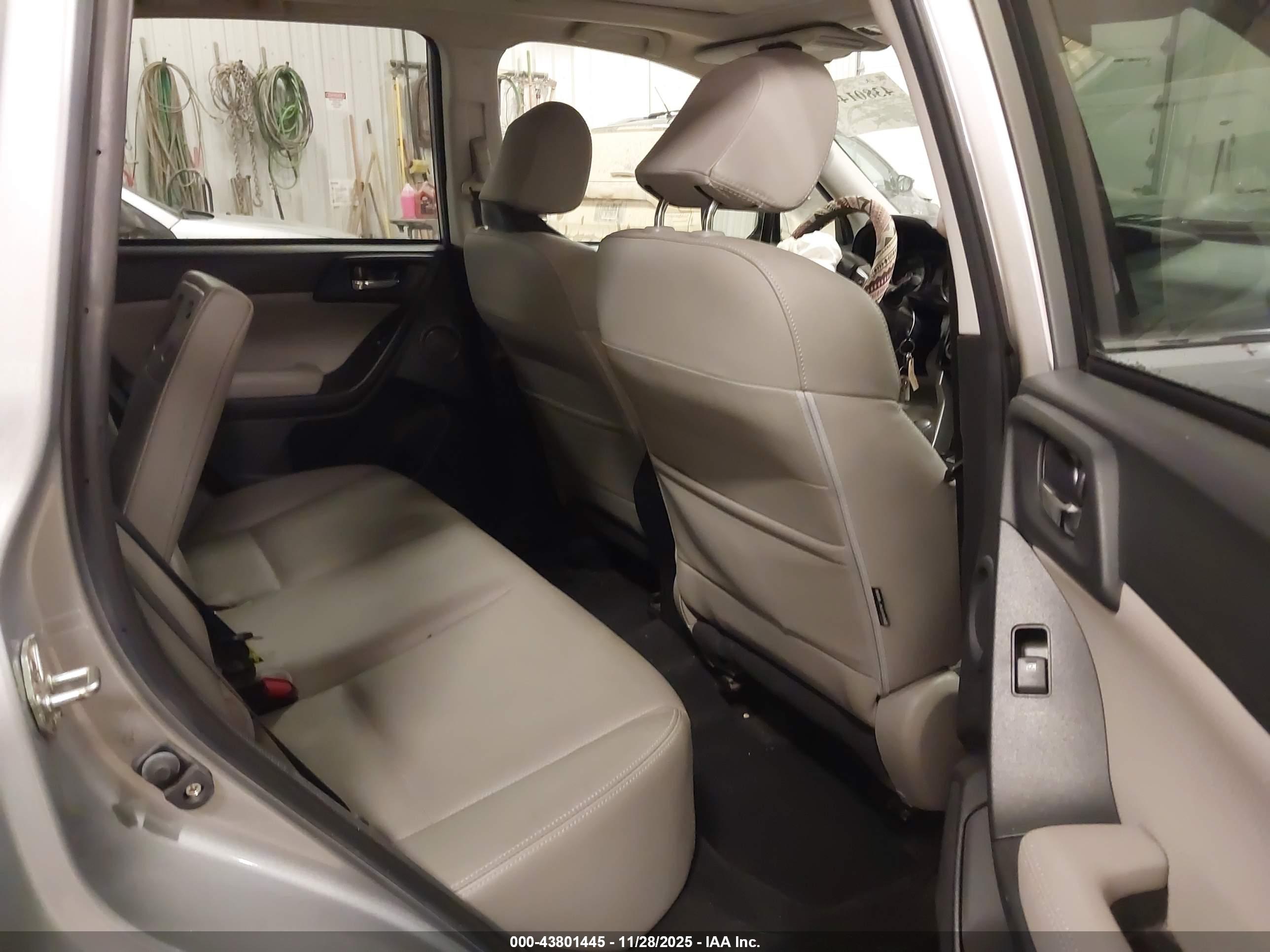 SUBARU FORESTER image 8