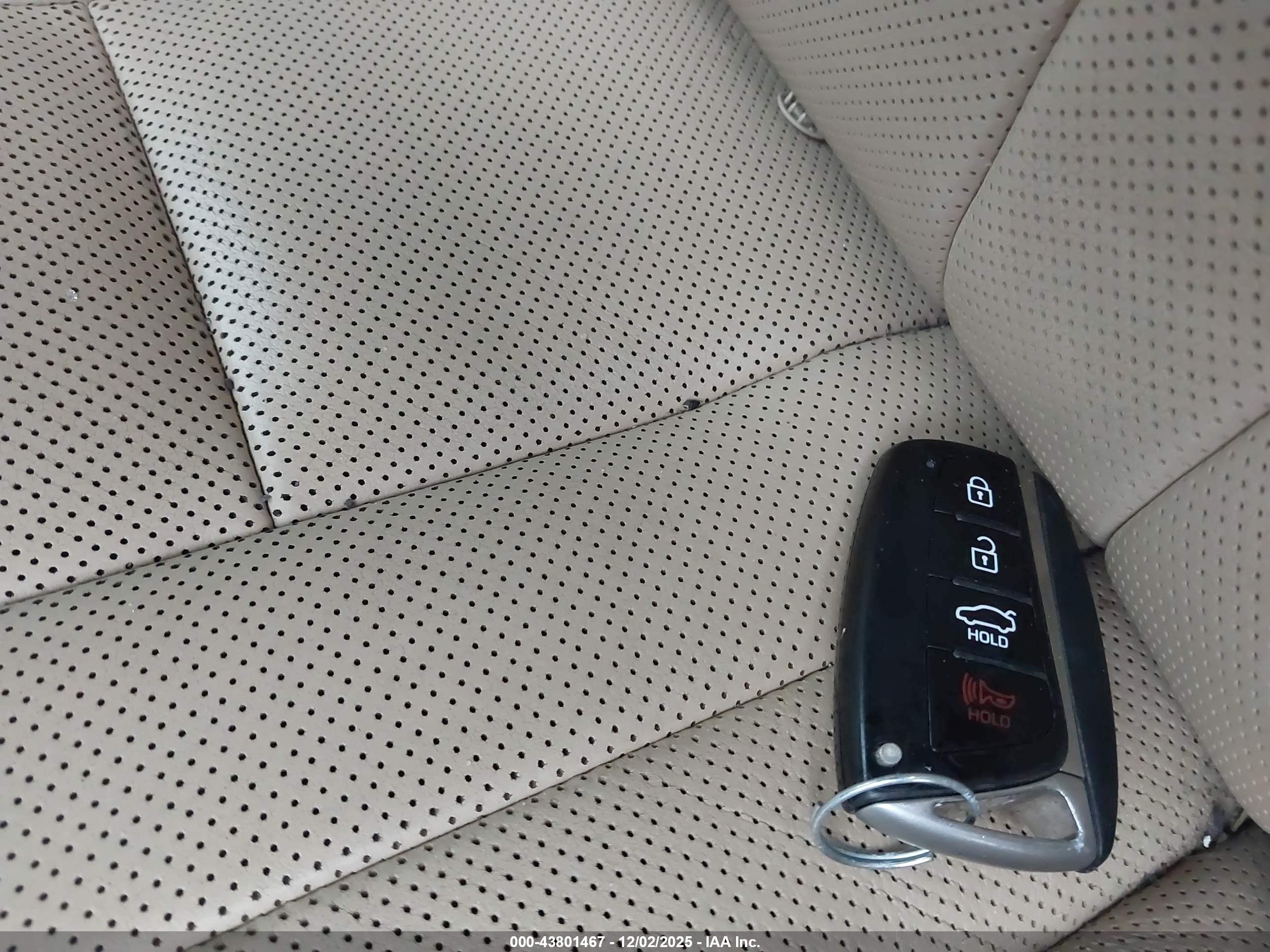 HYUNDAI GENESIS image 11