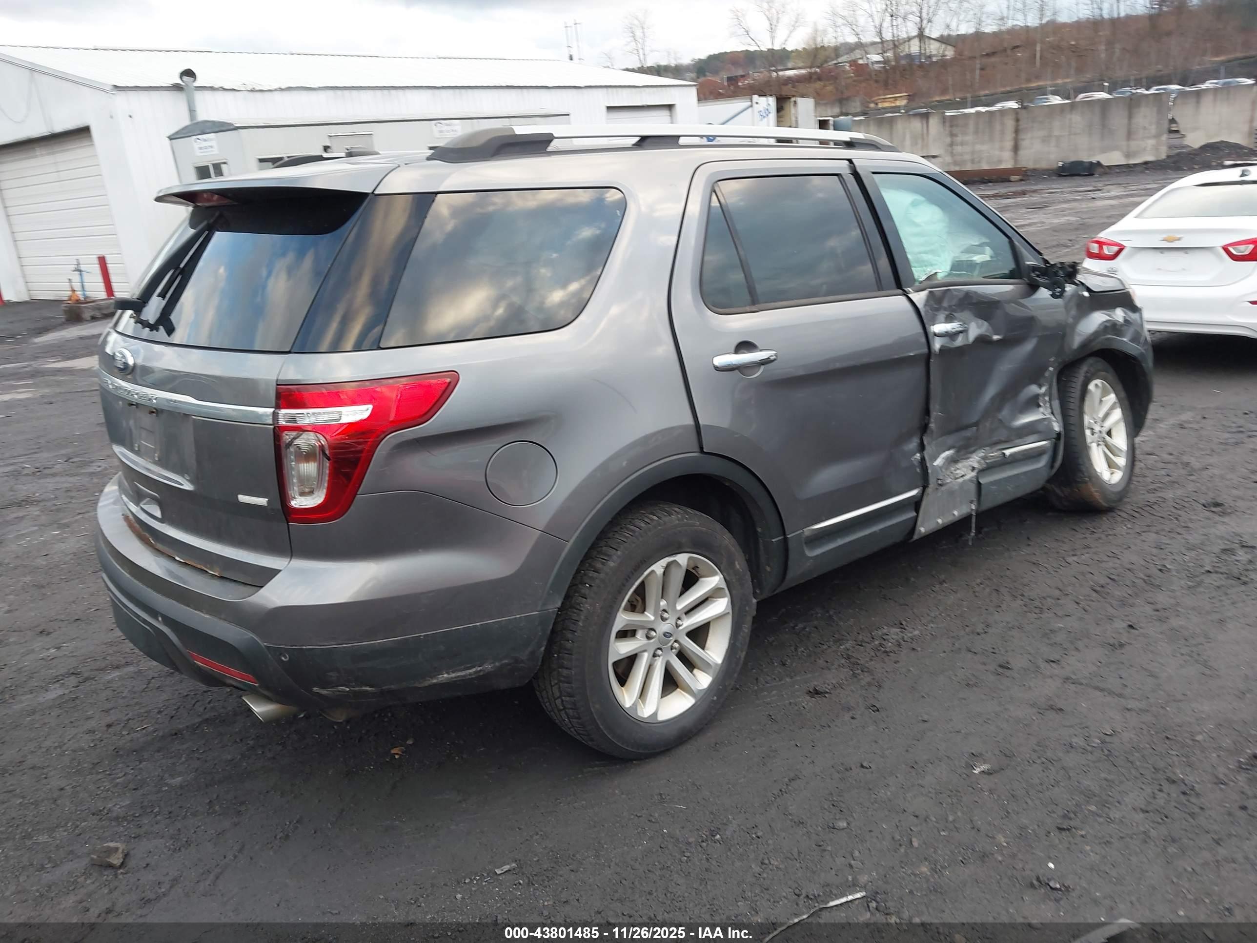 FORD EXPLORER image 4