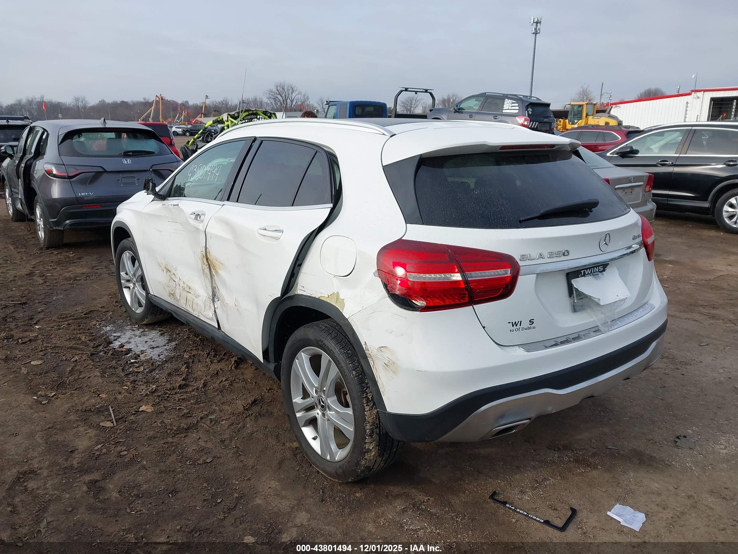 MERCEDES-BENZ GLA image 3