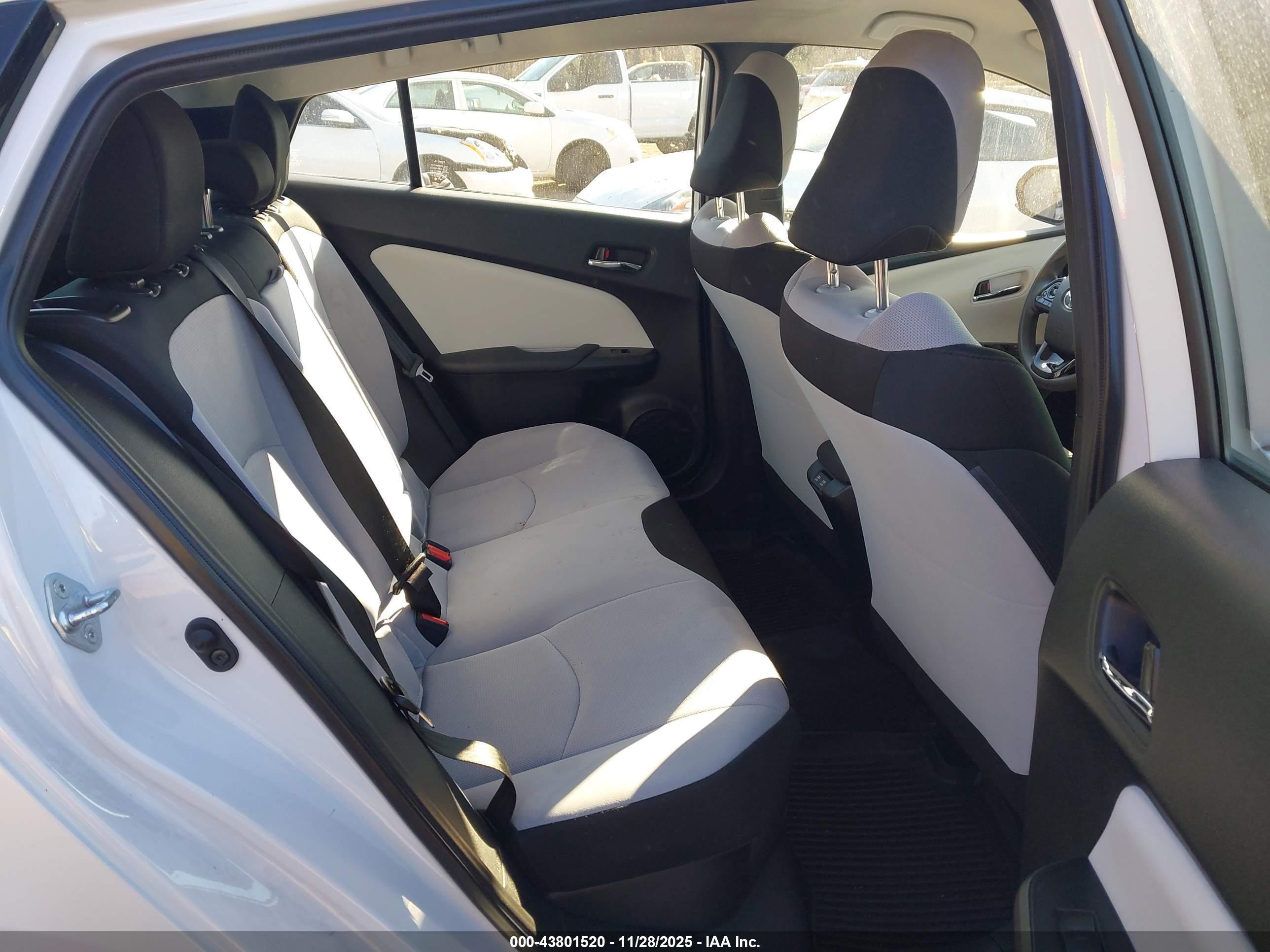 TOYOTA PRIUS image 8