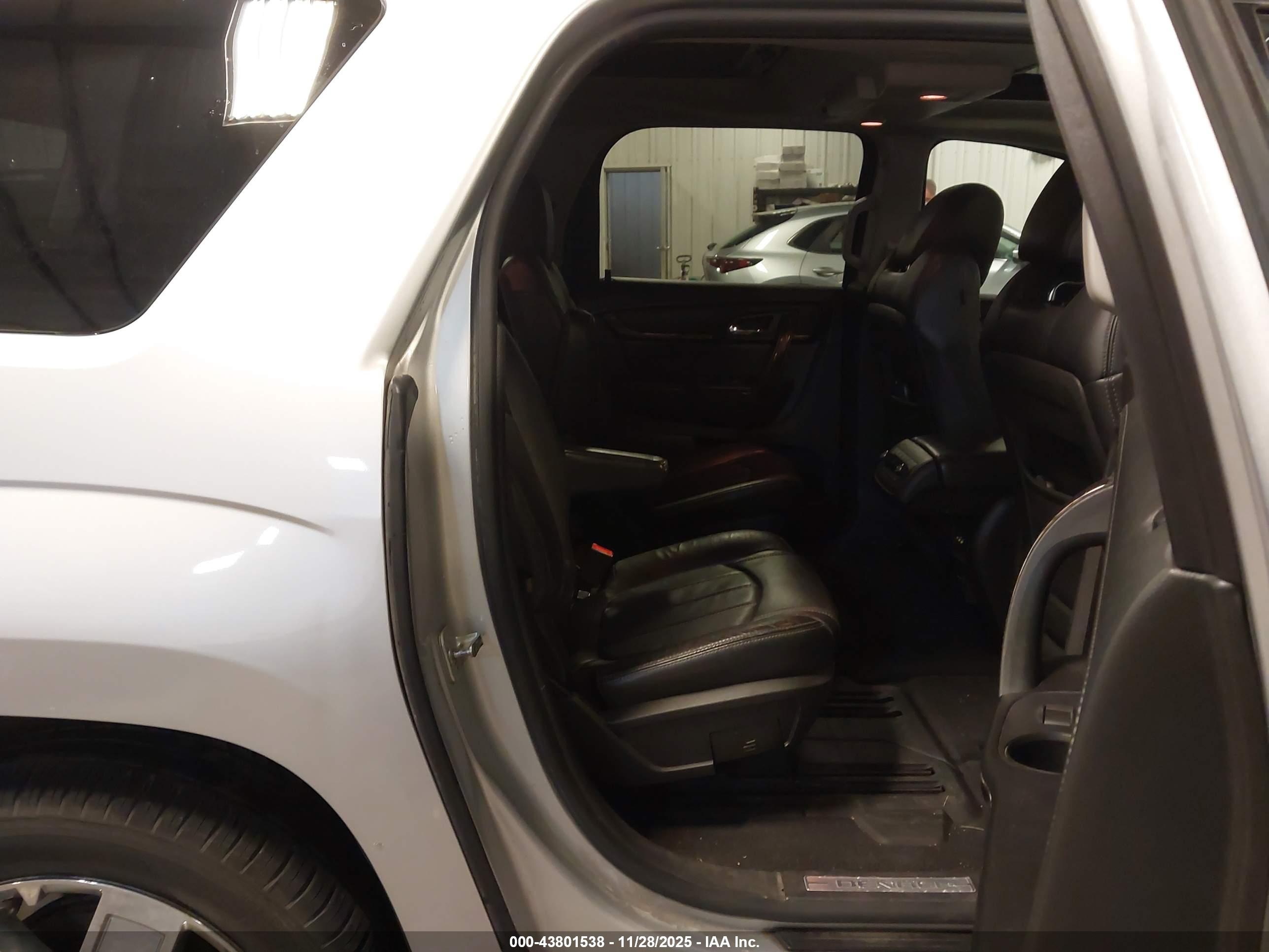 GMC ACADIA image 8