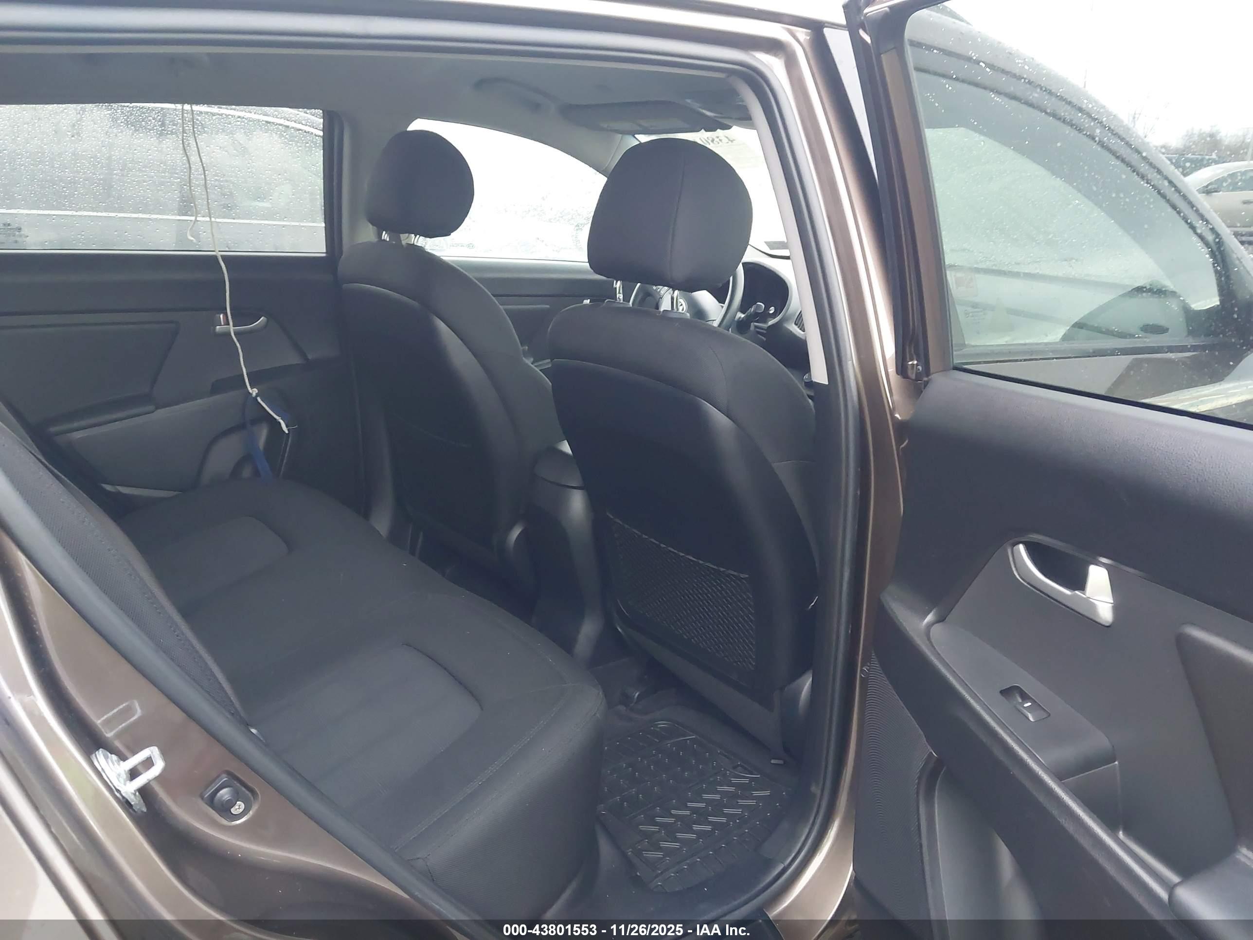 KIA SPORTAGE image 8
