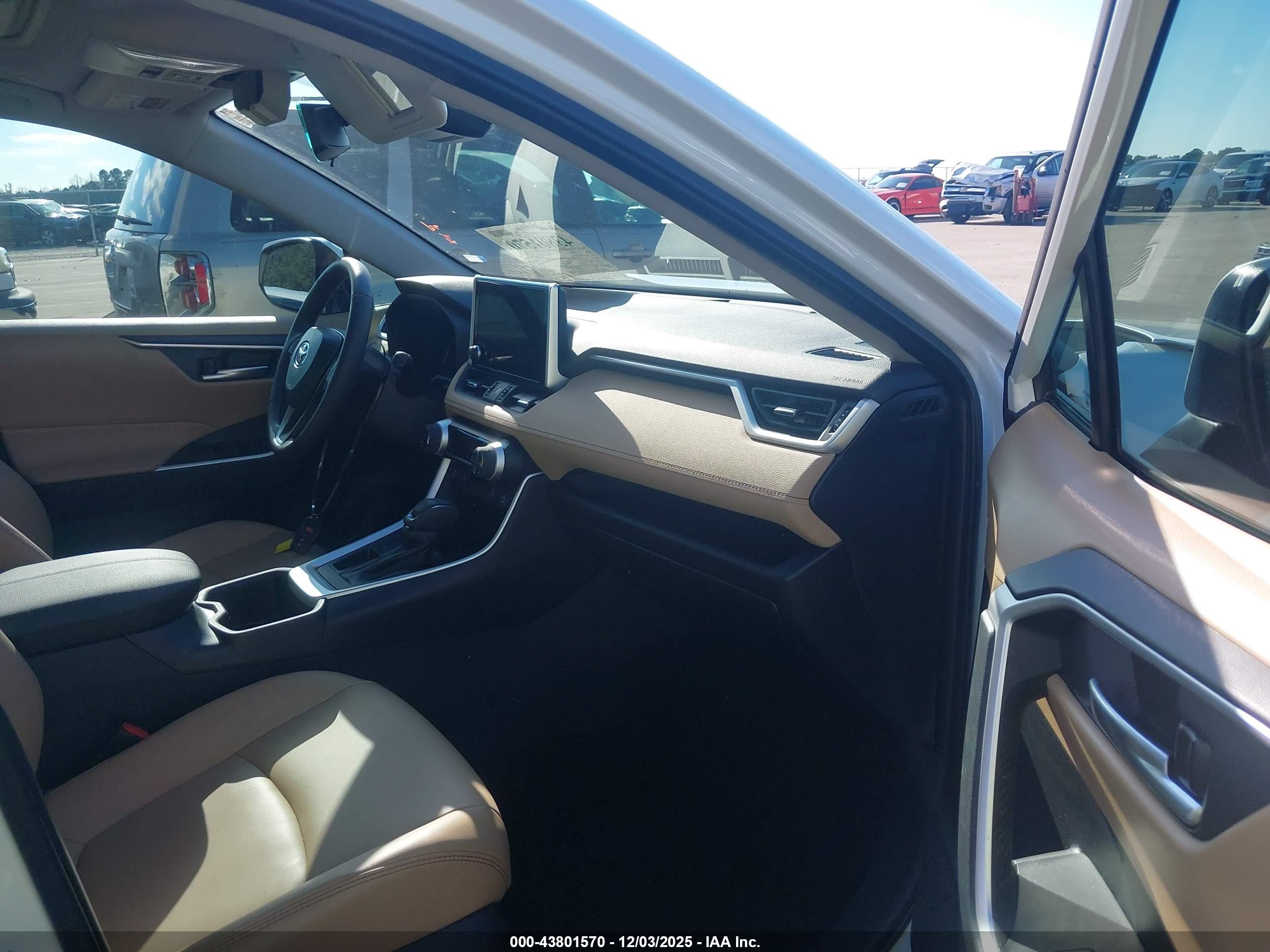 TOYOTA RAV4 image 5
