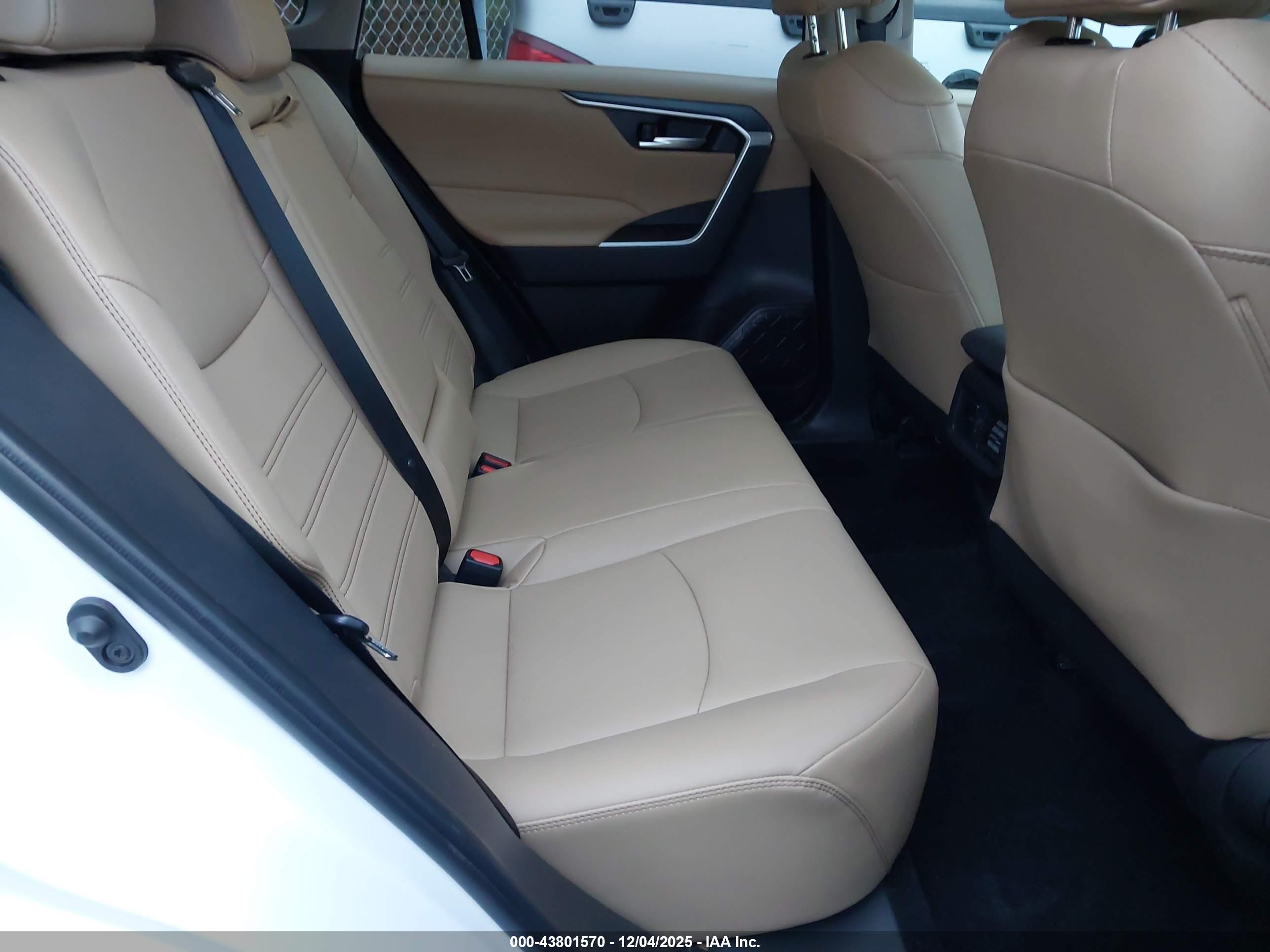 TOYOTA RAV4 image 8