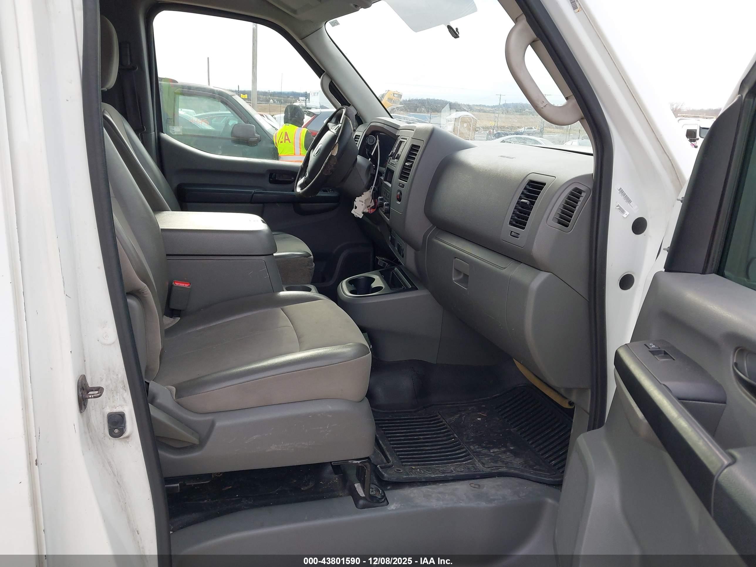 NISSAN NV image 5