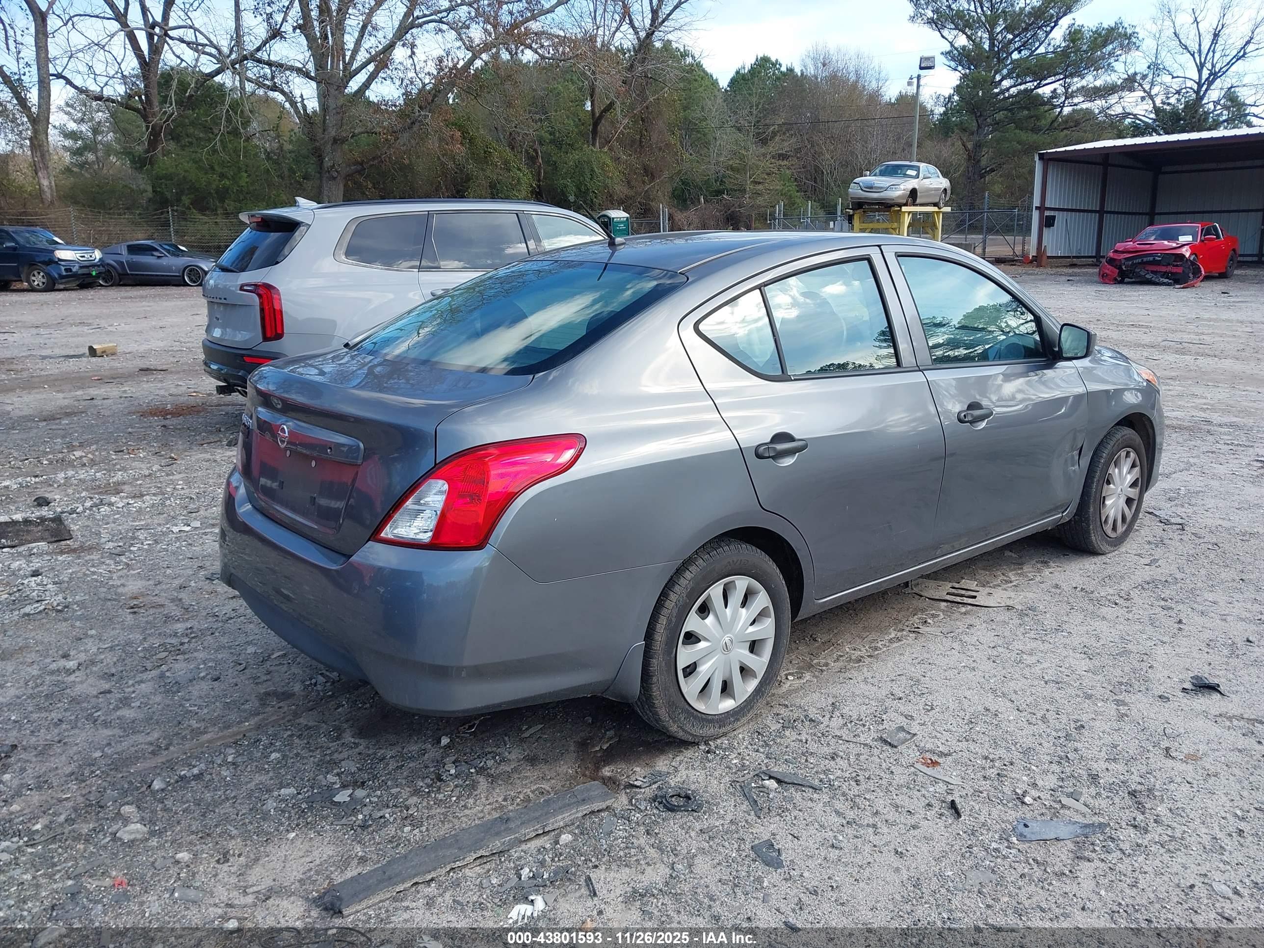 NISSAN VERSA image 4