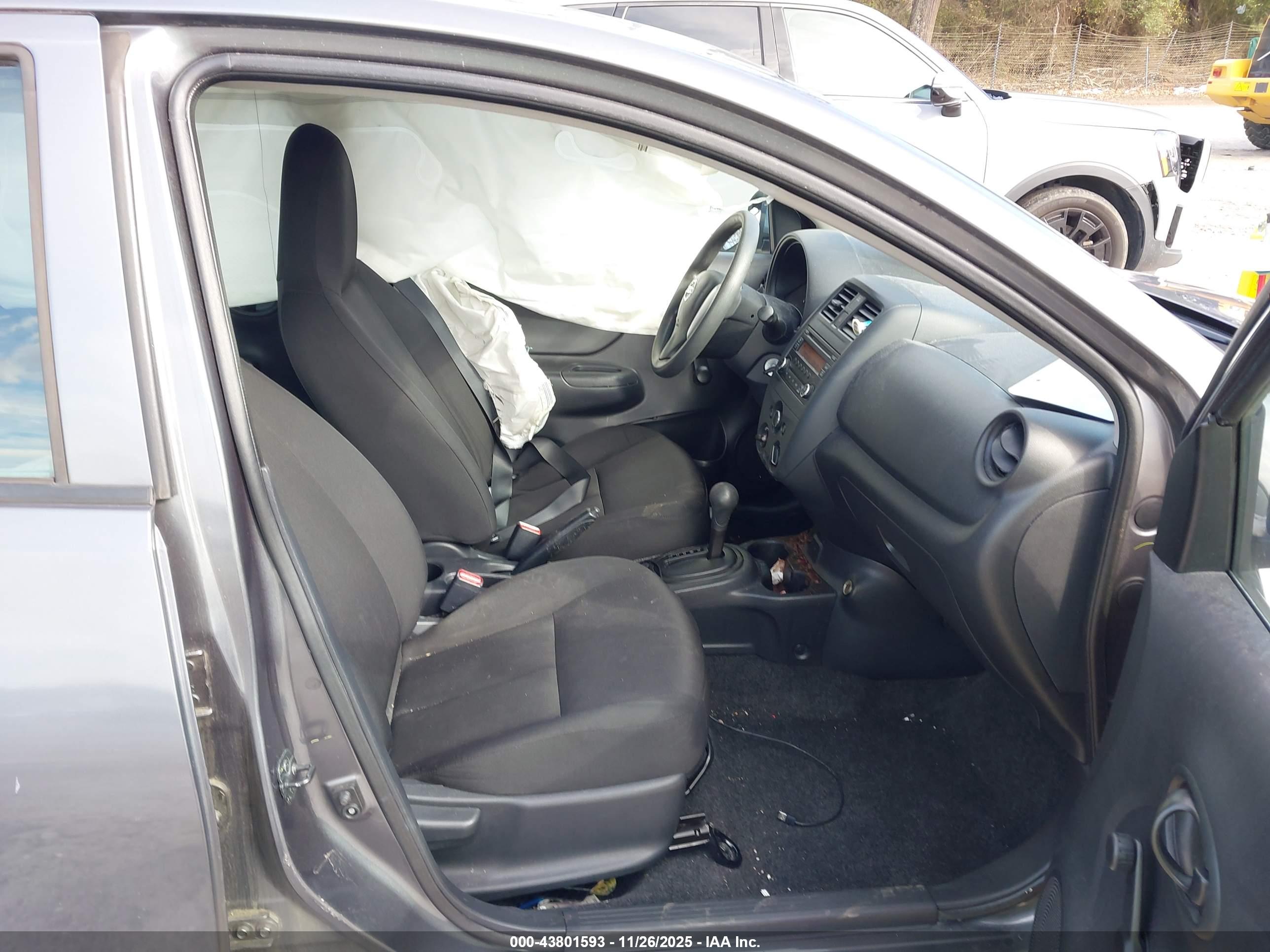 NISSAN VERSA image 5