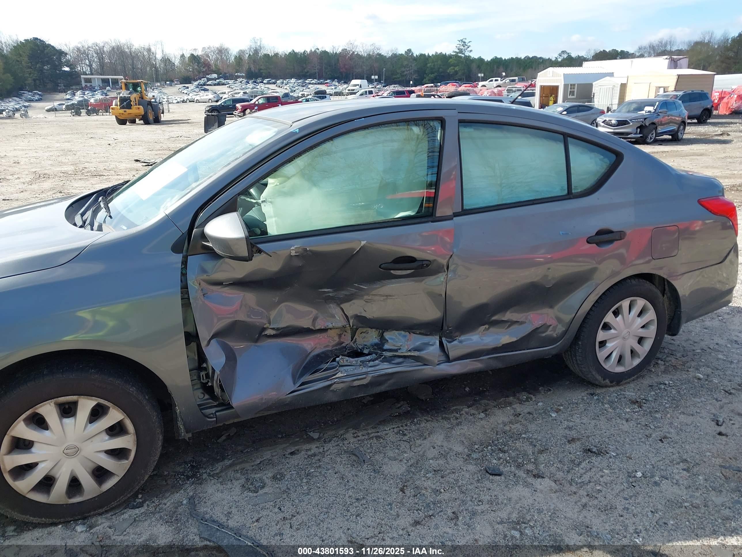 NISSAN VERSA image 6