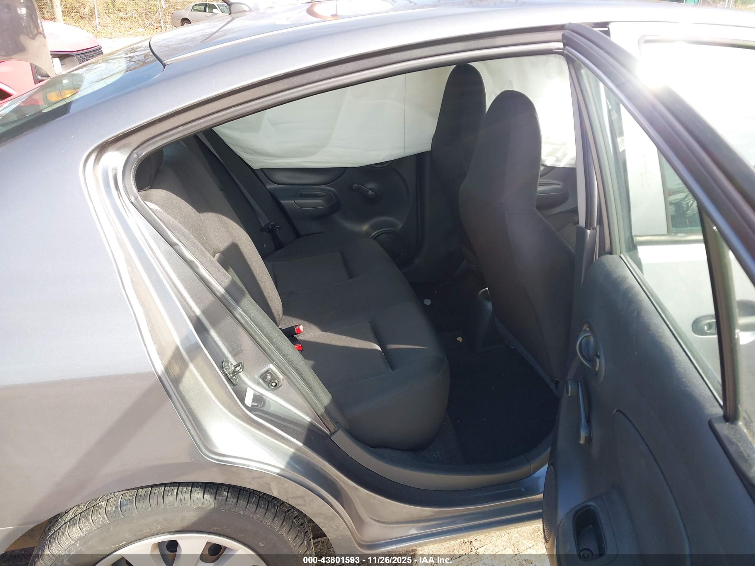 NISSAN VERSA image 8