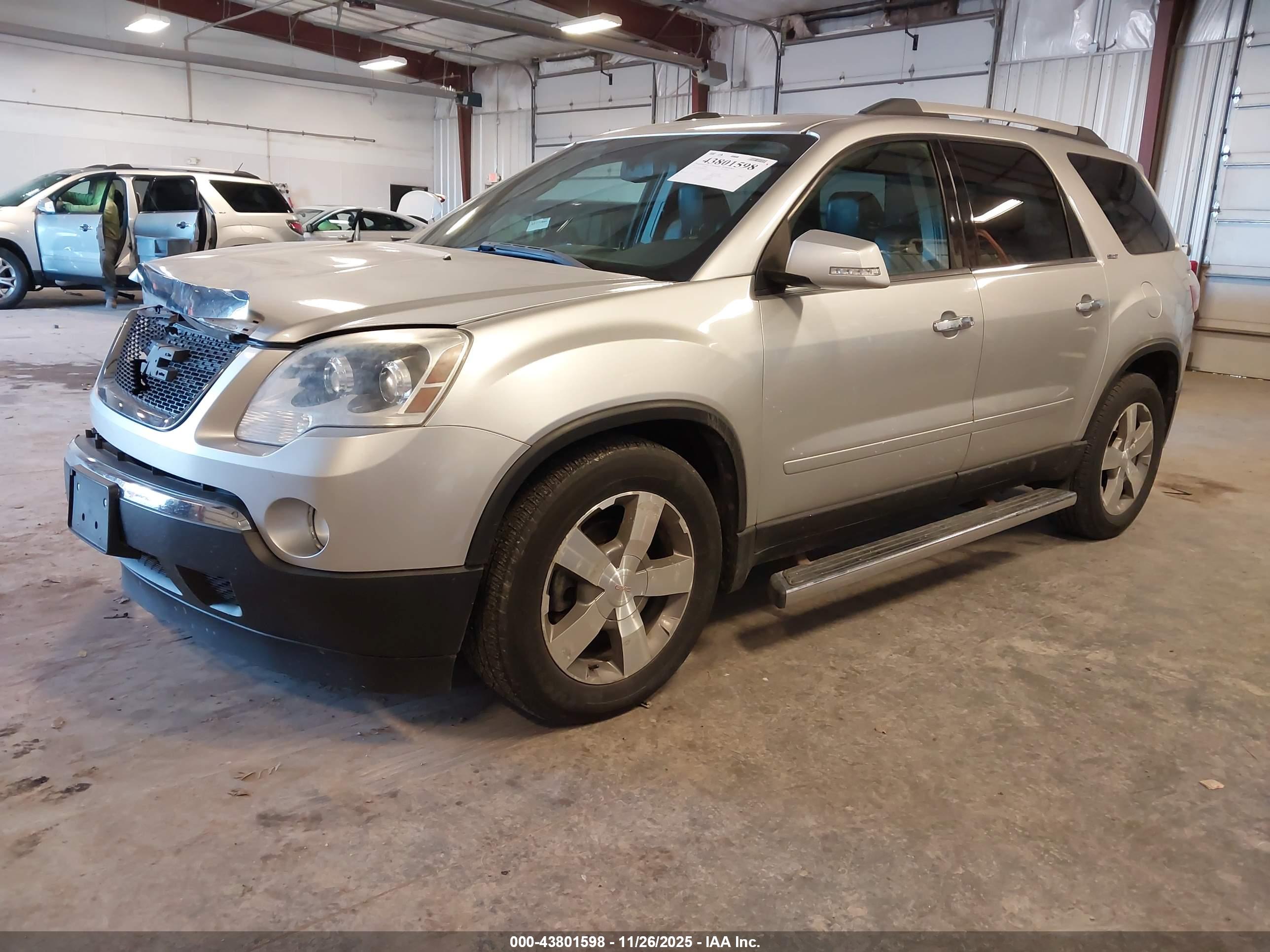 GMC ACADIA image 2