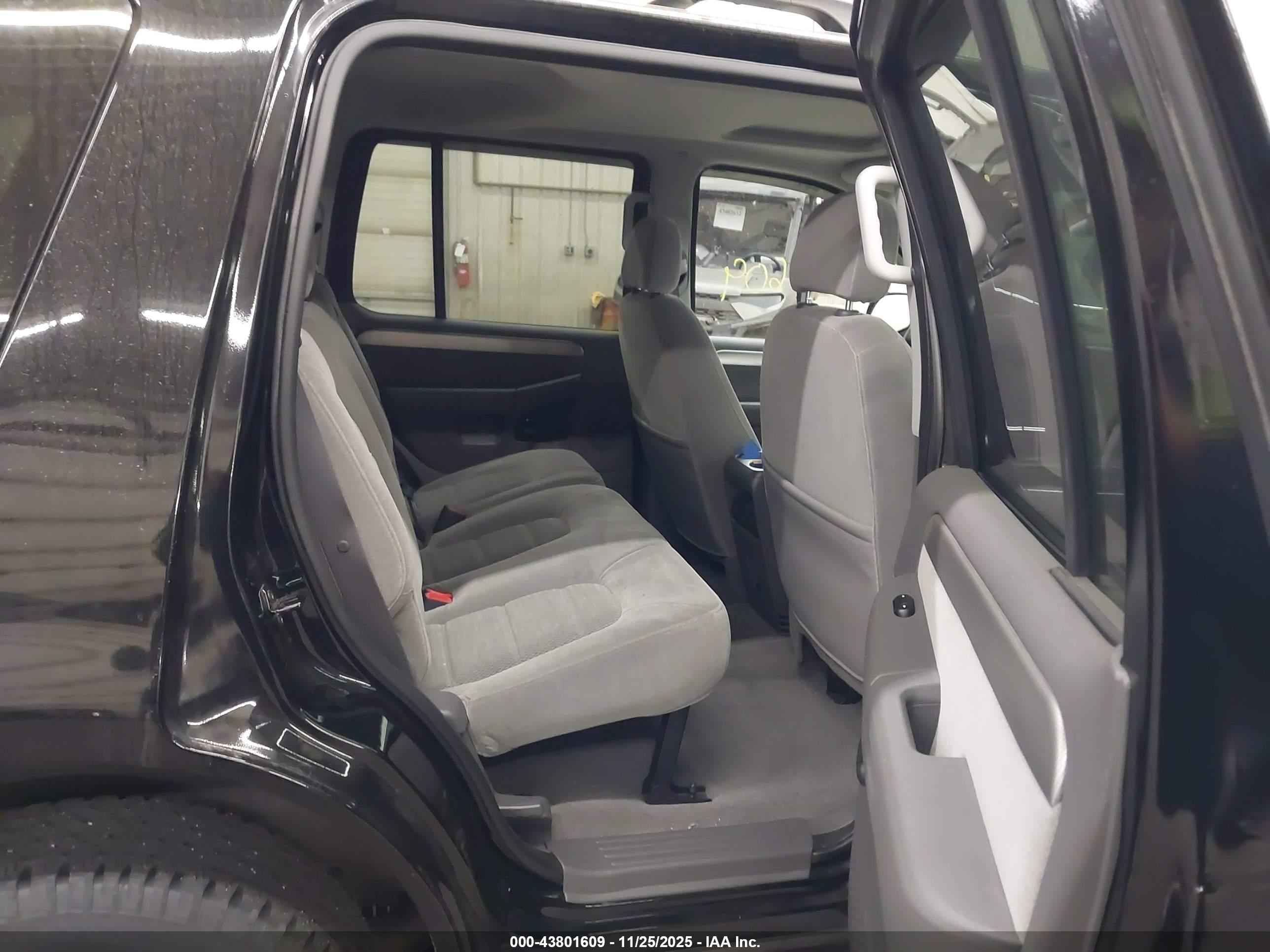 FORD EXPLORER image 8