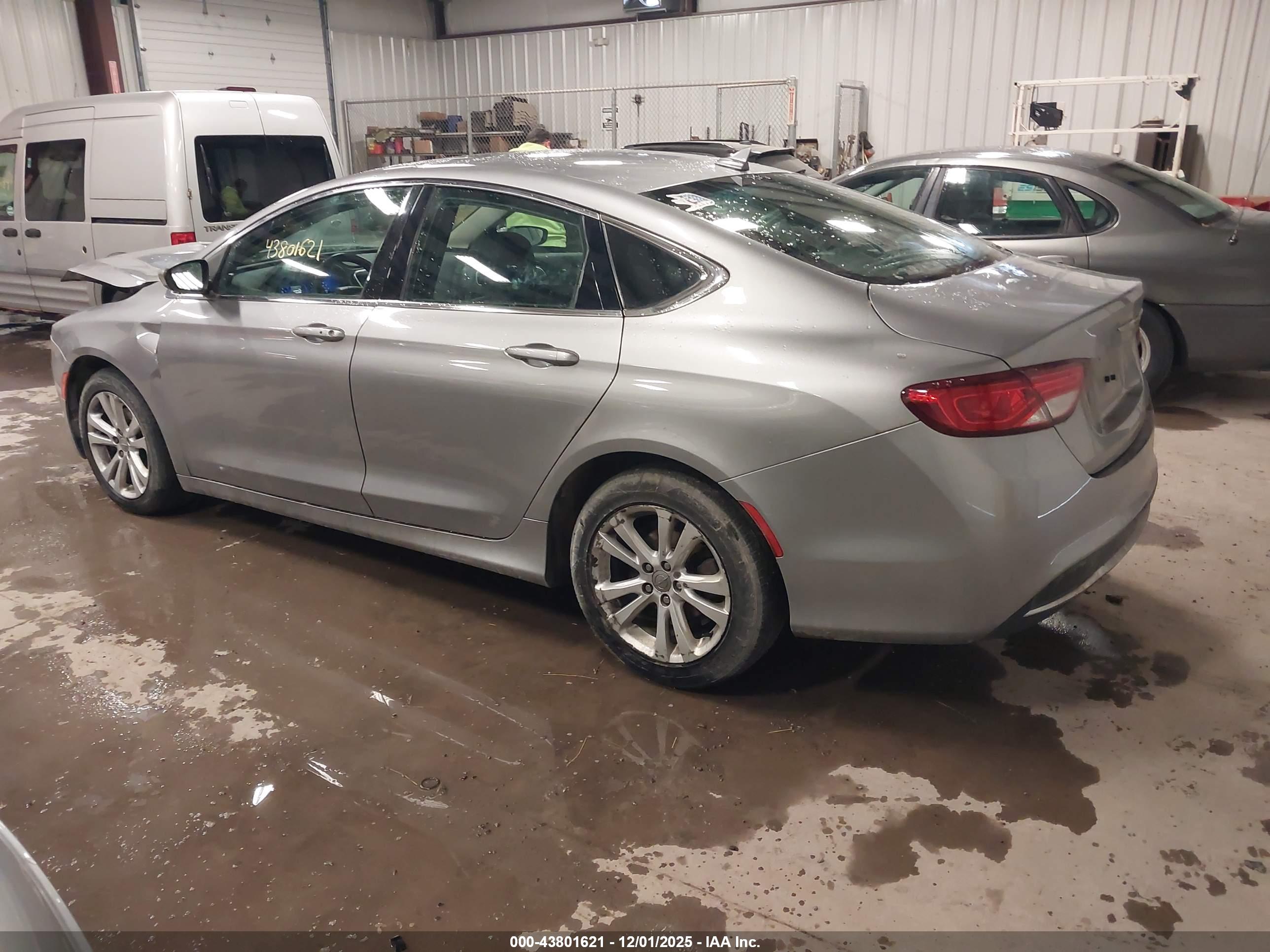CHRYSLER 200 image 3