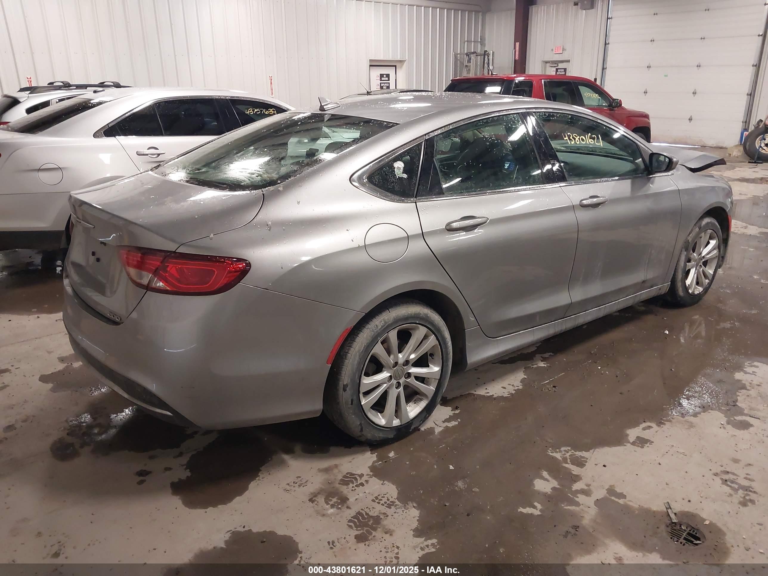 CHRYSLER 200 image 4
