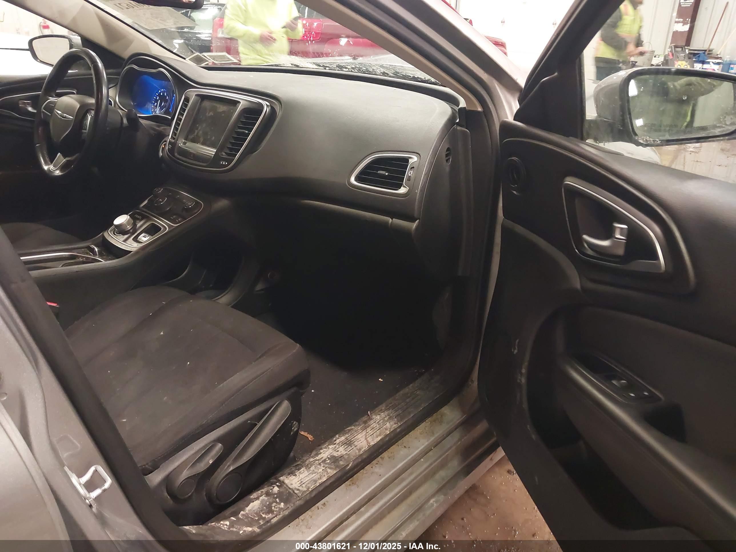 CHRYSLER 200 image 5